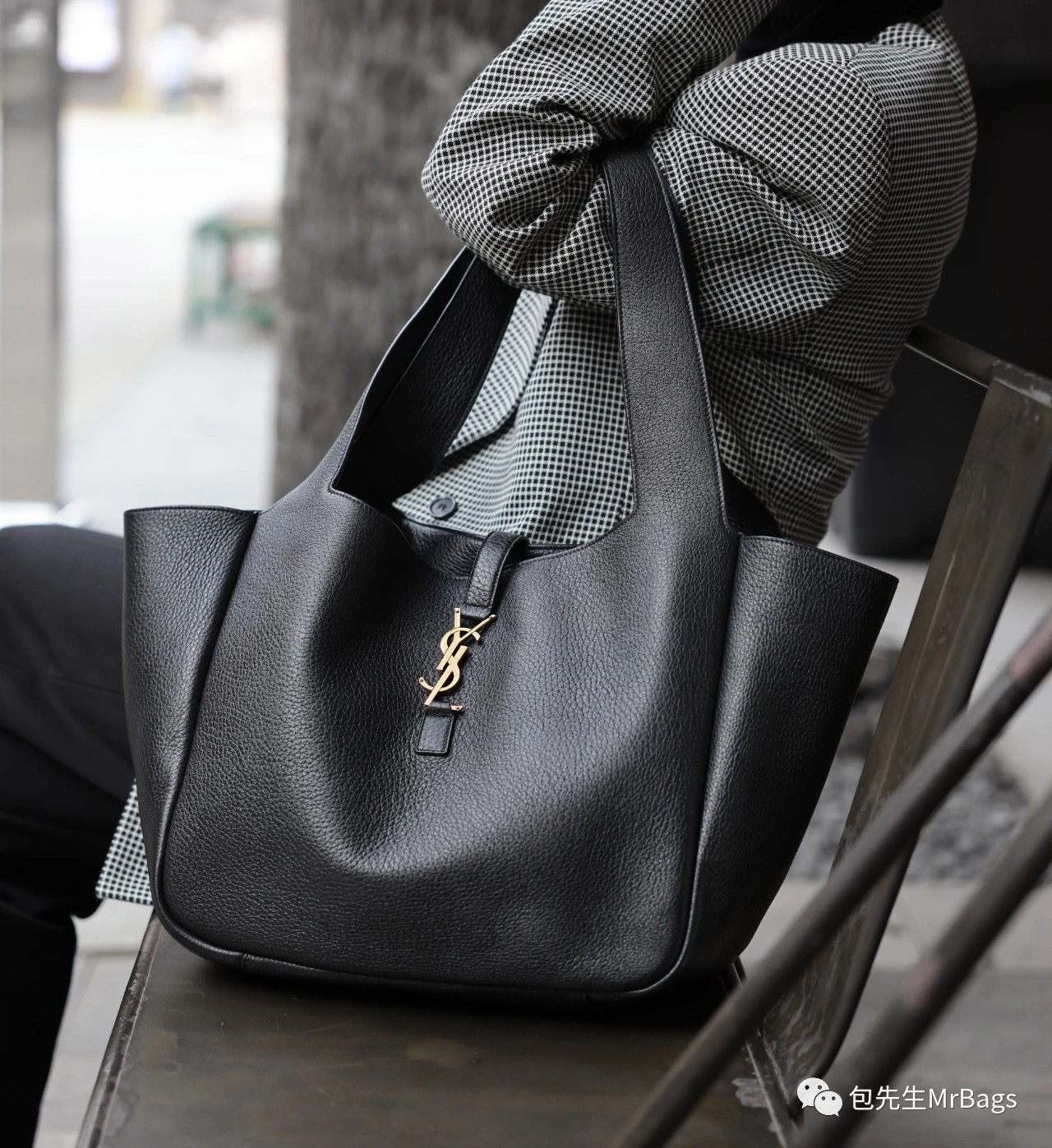 NO:387313,The 'flying out' wrap design on both sides is as handsome as bat wings, and it looks very casual and comfortable when carried. Saint Laurent, saint laurent19860909两侧“飞出来”的包身设计,就像蝙蝠翅膀一样帅气,背起来还显得整个人特别随性、自在.,圣罗兰,saint laurent,Bag