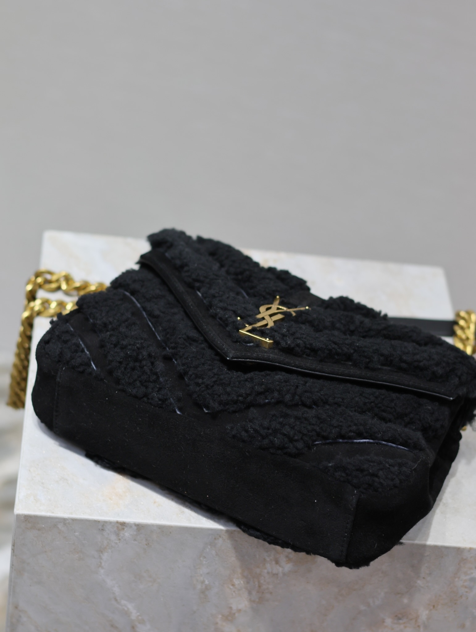 #Monogramcollege#羊羔毛配麂皮万年款邮差包火辣辣的劲爆款24Cm街拍神器众多明星好莱坞女