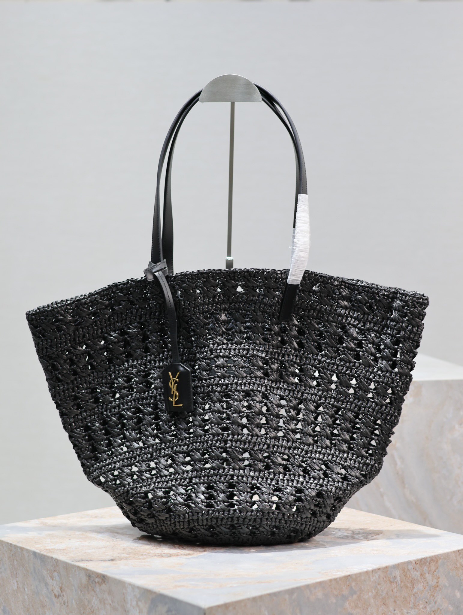 NO:175422,Genuine grade original leather version The quick drop of straw woven bag, vegetable basket hollow straw woven tote bag_ Y's exquisite Paris style is perfect in this black straw woven tote bag. The same color design is equipped with logo hangings to increase the sense of detail. Full of artistic atmosphere, the Rafite grass weaving is very solid and super textured!  Model 761457 Size 55×31×28cm, YSL, saint laurent, espadrilles, totes19860909正品级 原厂皮版本 草编包的快落 菜篮子镂空草编tote bag_ Y家精致的巴黎格调在这款黑色草编托特包中淋漓尽致.同色调设计配有Logo挂饰,增加细节感.满满的艺术气息,拉菲草编织非常扎实,超有质感！ 型号761457 尺寸55×31×28cm,YSL,saint laurent,espadrilles,totes,Bag