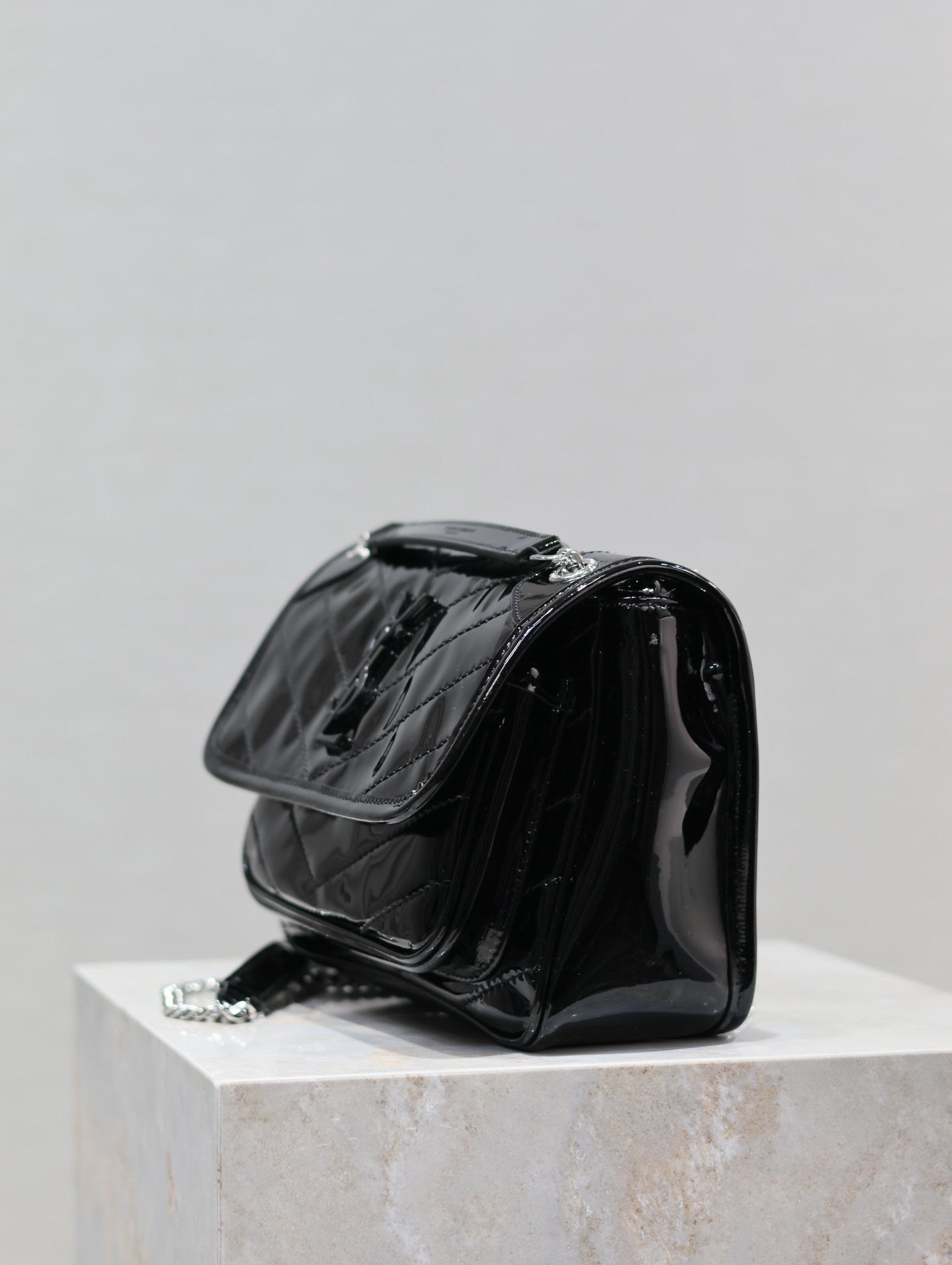 Niki_黑色漆皮出la️爆款Niki推出新品黑色漆皮配皮系列设计师仍然把包型表现得温柔弹性表达了更多温