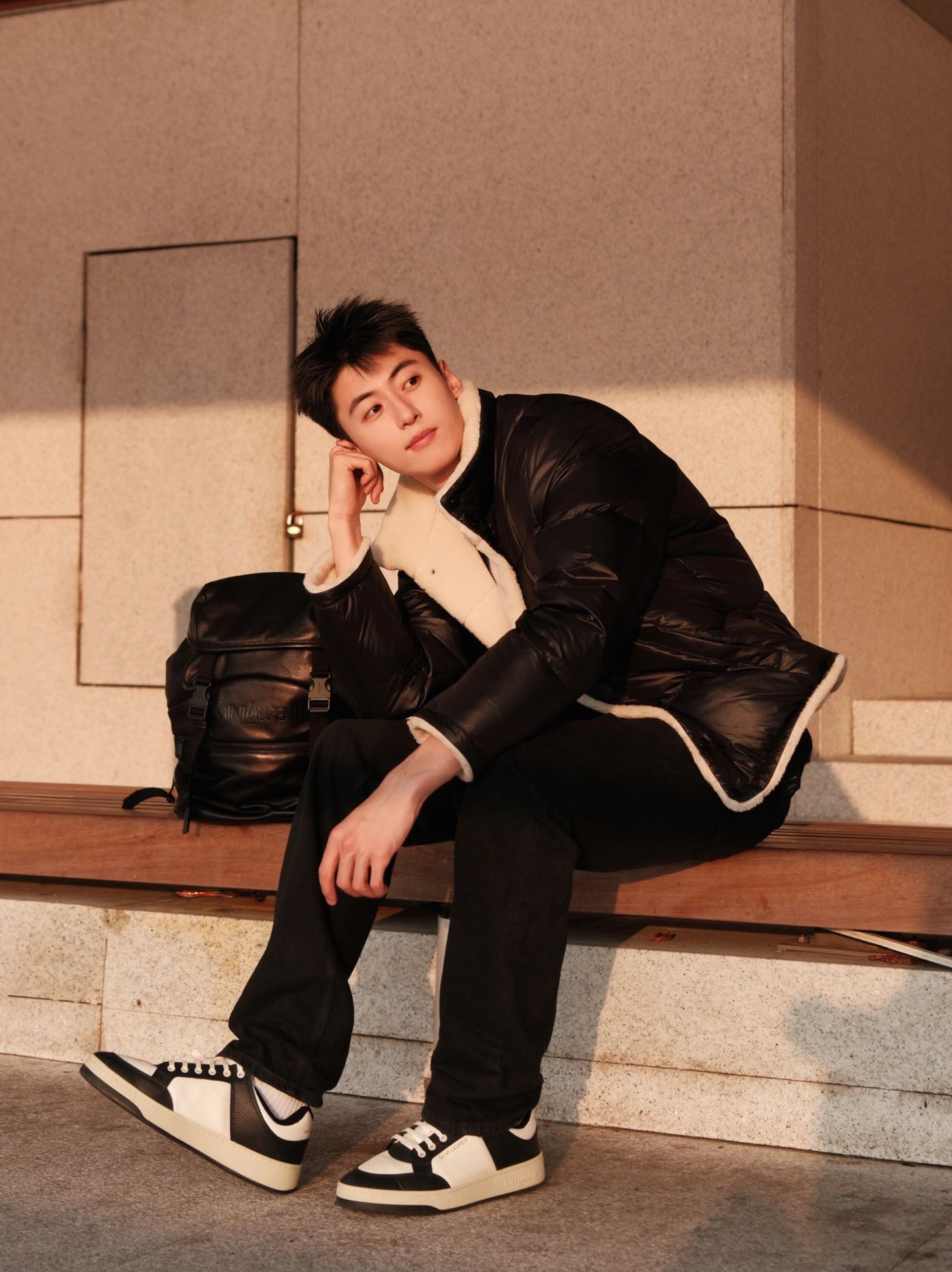 NO:771969,Men's backpack. This is different from the classic simplicity. It has a more youthful and fashionable atmosphere. Saint Laurent, saint laurent19860909男士双肩包 这款不同于经典的简约 更有年轻时尚潮流的气息,圣罗兰,saint laurent,Bag
