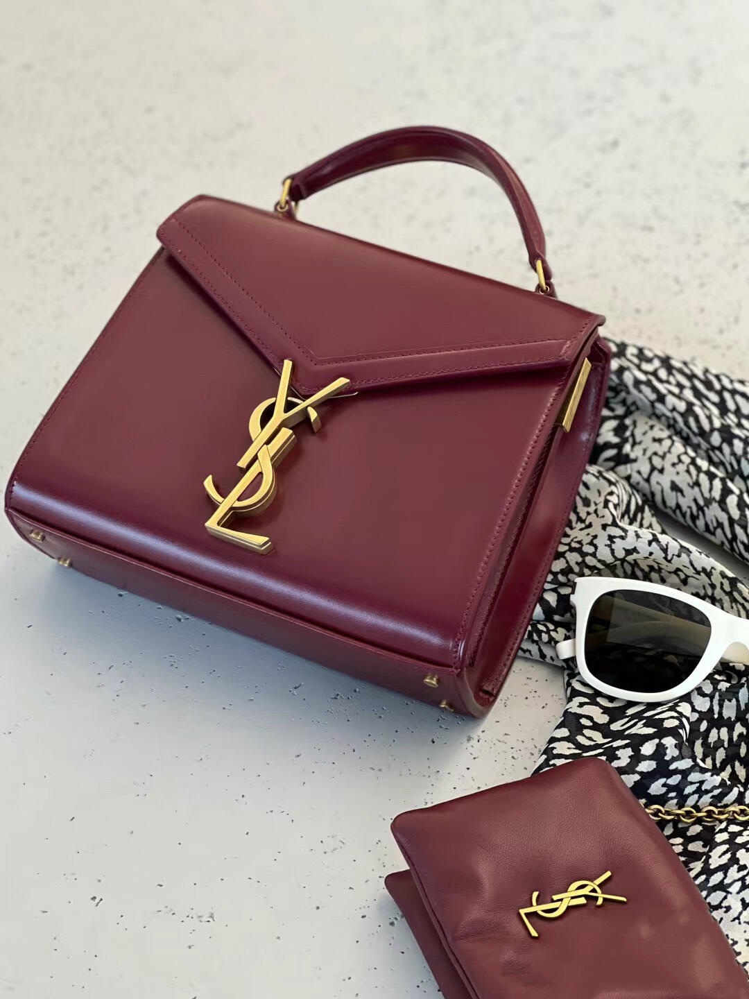 Bolso Cassandra en elegante color rojo vino