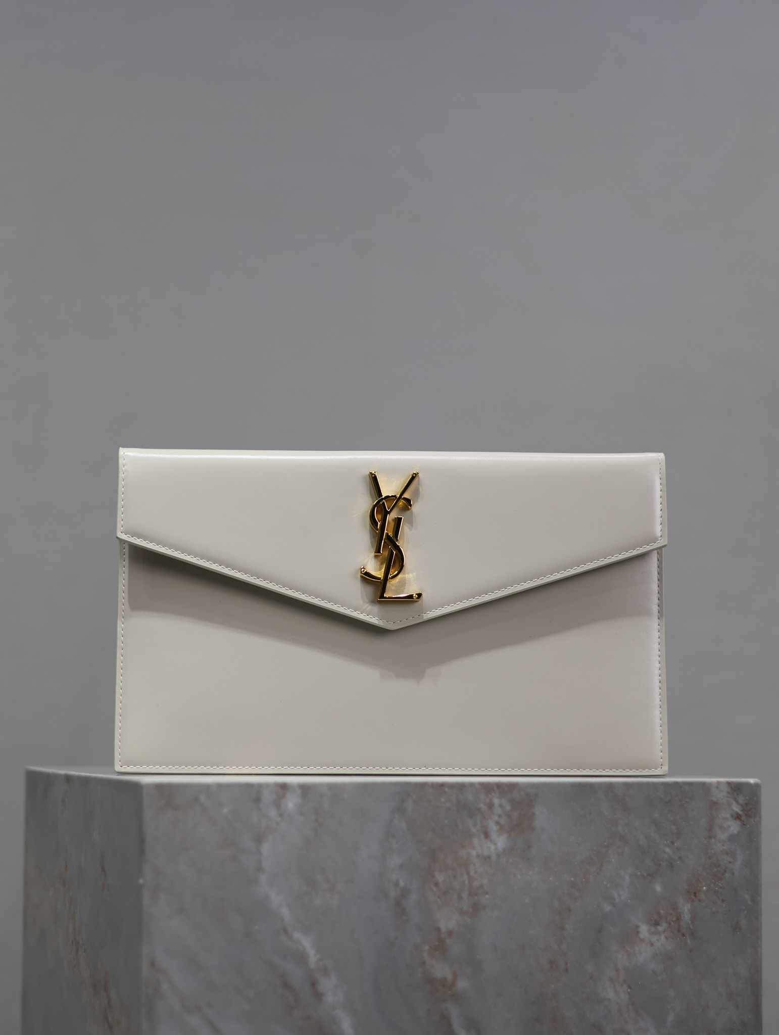 NO:179503,【High quality white plain pattern】 Uptown_New clutch The most classic iconic metal logo, imported cowhide from Italy, simple and high-end, can be held with casual style or lady style or suit, it is OK to go out and grab it. Model 565739 Size 27×16×2, YSL, saint laurent, handbag, business suit, cowhide19860909【 高质量 白色平纹】 Uptown_新品手拿包 最经典的标志性金属logo,意大利进口牛皮,简约又不失高端,搭配休闲风or淑女风或者西装都能hold得住,出门随手一拿就ok啦 型号565739 尺寸27×16×2,YSL,saint laurent,handbag,business suit,cowhide,Bag