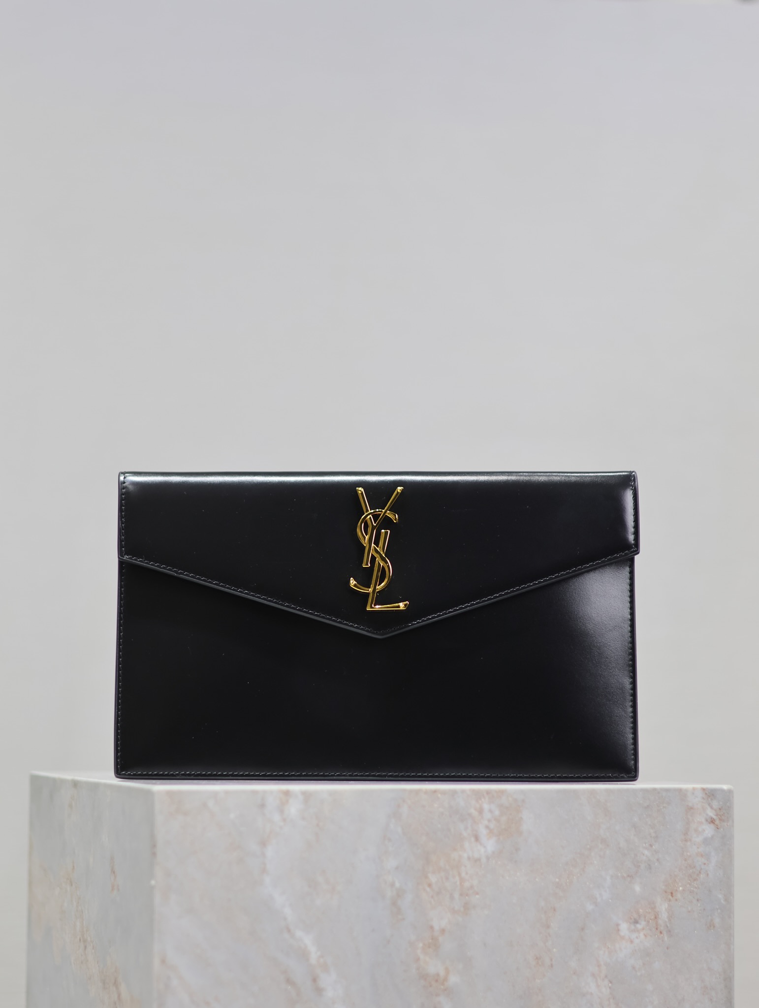 NO:179508,【High quality black plain pattern】 Uptown_New clutch The most classic iconic metal logo, imported cowhide from Italy, simple and high-end, can be held with casual style or ladylike style or suit, it is OK to take it out at will~ Model 565739 Size 27×16×2, YSL, saint laurent, handbag, business suit, cowhide19860909【 高质量 黑色平纹】 Uptown_新品手拿包 最经典的标志性金属logo,意大利进口牛皮,简约又不失高端,搭配休闲风or淑女风或者西装都能hold得住,出门随手一拿就ok啦～ 型号565739 尺寸27×16×2,YSL,saint laurent,handbag,business suit,cowhide,Bag