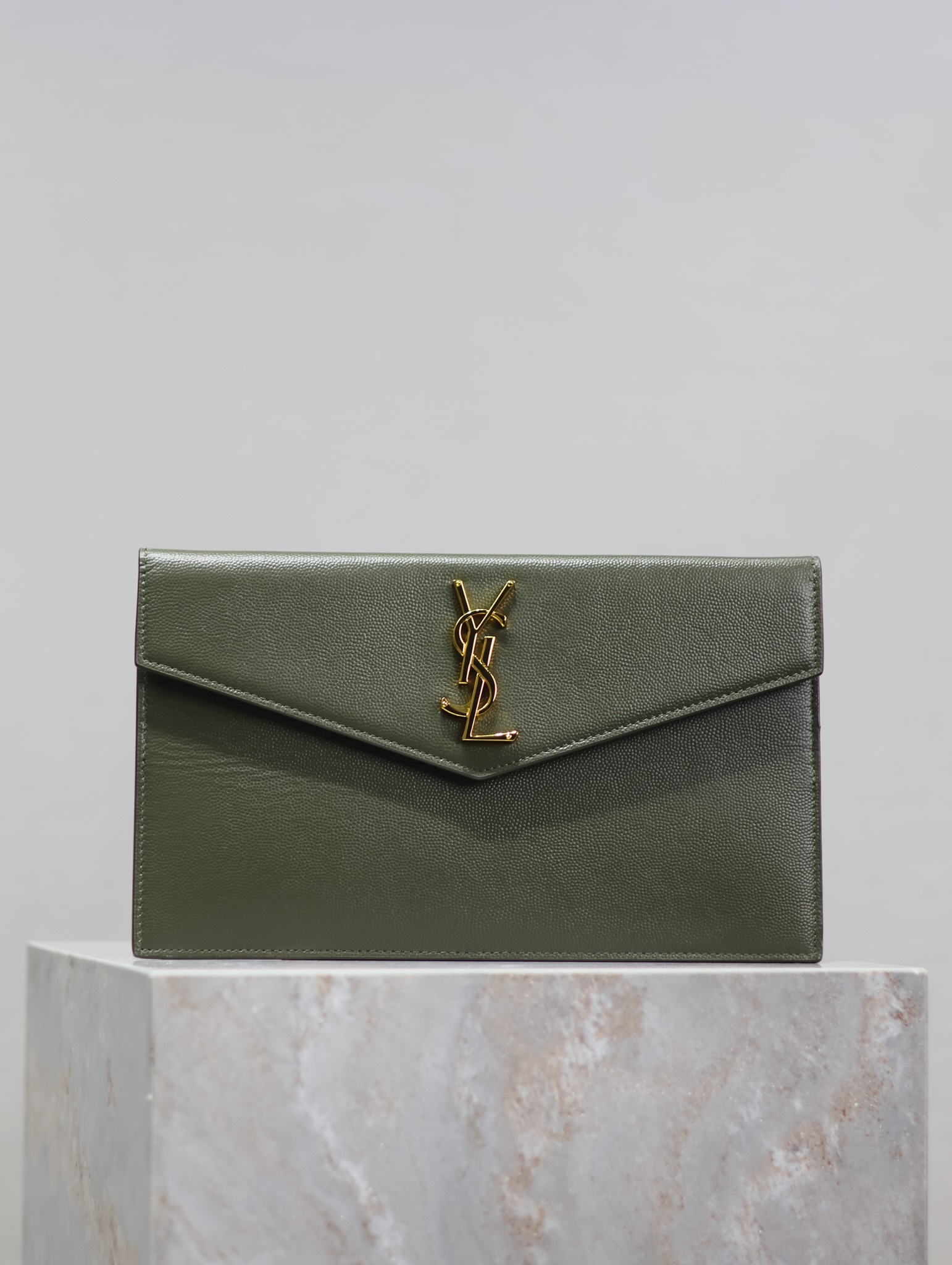 NO:179466,【High quality green caviar】 Uptown_New clutch bag The most classic iconic metal logo, imported cowhide from Italy, simple and high-end, can be held with casual style or ladylike style or suit, it is OK to take it out at will~ Model 565739 Size 27×16×2, YSL, saint laurent, handbag, business suit, cowhide19860909【 高质量 绿色鱼子酱】 Uptown_新品手拿包 最经典的标志性金属logo,意大利进口牛皮,简约又不失高端,搭配休闲风or淑女风或者西装都能hold得住,出门随手一拿就ok啦～ 型号565739 尺寸27×16×2,YSL,saint laurent,handbag,business suit,cowhide,Bag