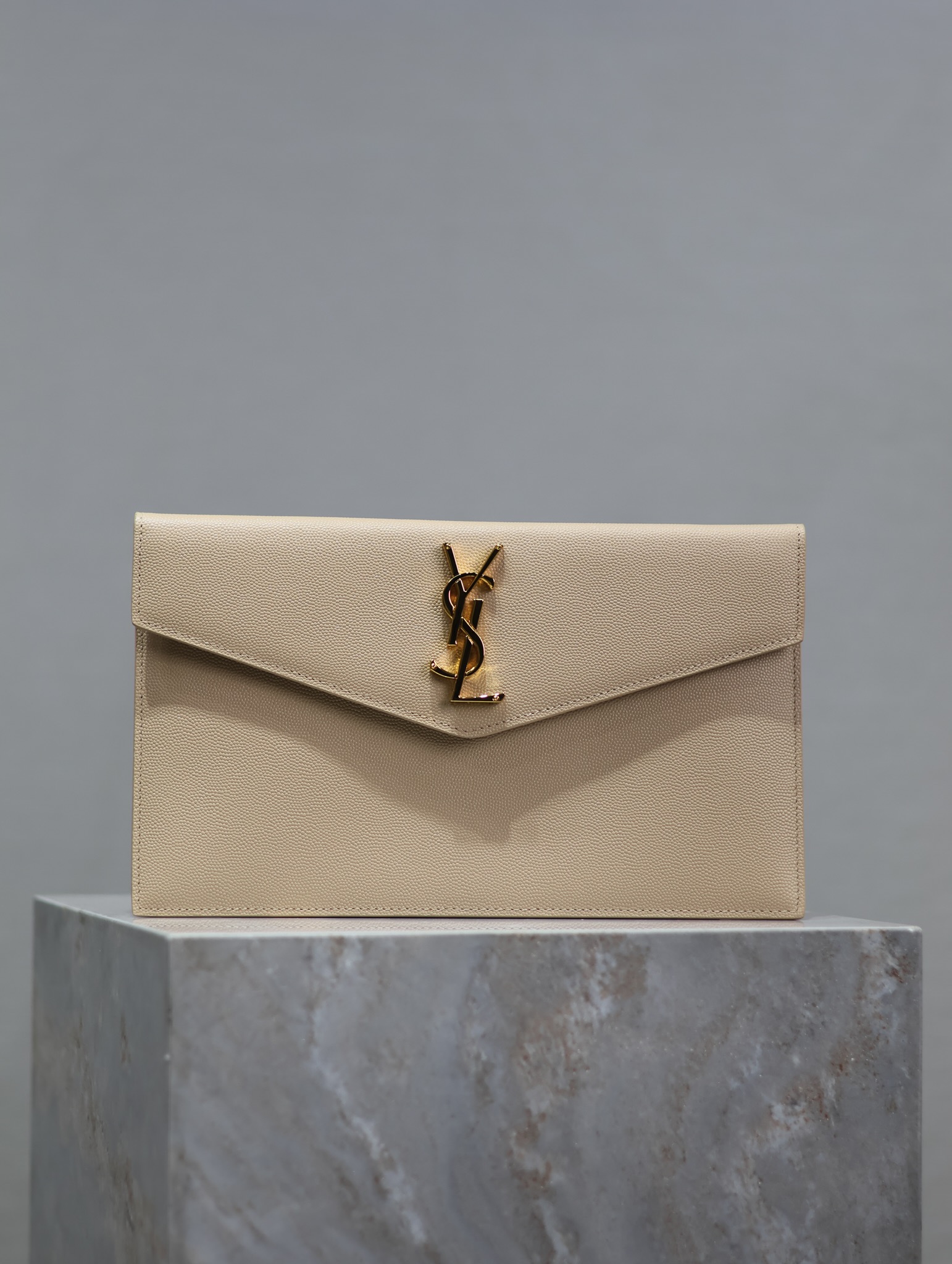NO:179472,【High quality apricot caviar】 Uptown_New clutch bag The most classic iconic metal logo, imported cowhide from Italy, simple and high-end, can be held with casual style or ladylike style or suit, it is OK to take it out at will~ Model 565739 Size 27×16×2, YSL, saint laurent, handbag, business suit, cowhide19860909【 高质量 杏色鱼子酱】 Uptown_新品手拿包 最经典的标志性金属logo,意大利进口牛皮,简约又不失高端,搭配休闲风or淑女风或者西装都能hold得住,出门随手一拿就ok啦～ 型号565739 尺寸27×16×2,YSL,saint laurent,handbag,business suit,cowhide,Bag