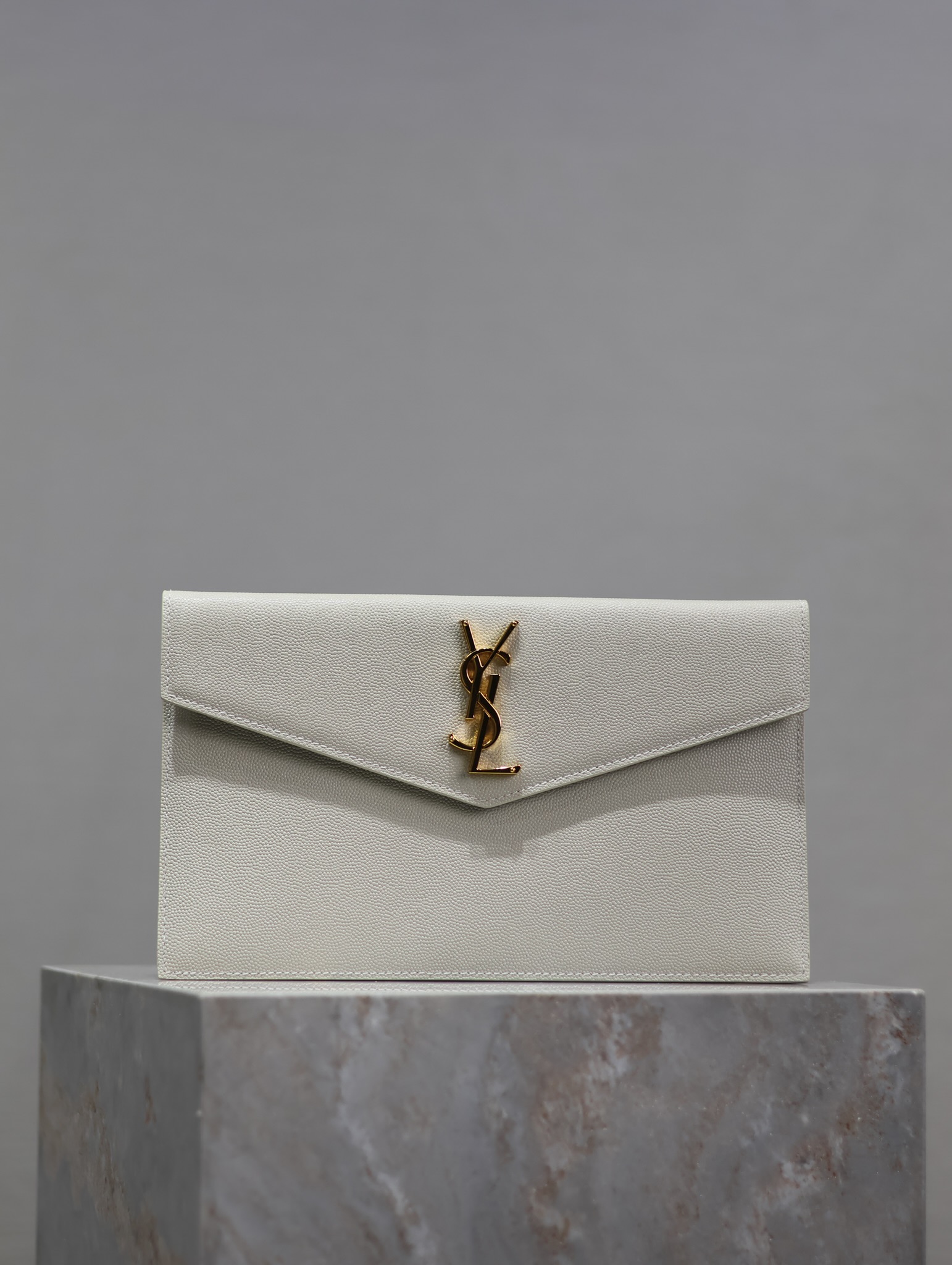 NO:179477,【High quality white caviar】 Uptown_New clutch bag The most classic iconic metal logo, imported cowhide from Italy, simple and high-end, can be held with casual style or ladylike style or suit, it is OK to go out and grab it. Model 565739 Size 27×16×2, YSL, saint laurent, handbag, business suit, cowhide19860909【 高质量 白色鱼子酱】 Uptown_新品手拿包 最经典的标志性金属logo,意大利进口牛皮,简约又不失高端,搭配休闲风or淑女风或者西装都能hold得住,出门随手一拿就ok啦 型号565739 尺寸27×16×2,YSL,saint laurent,handbag,business suit,cowhide,Bag