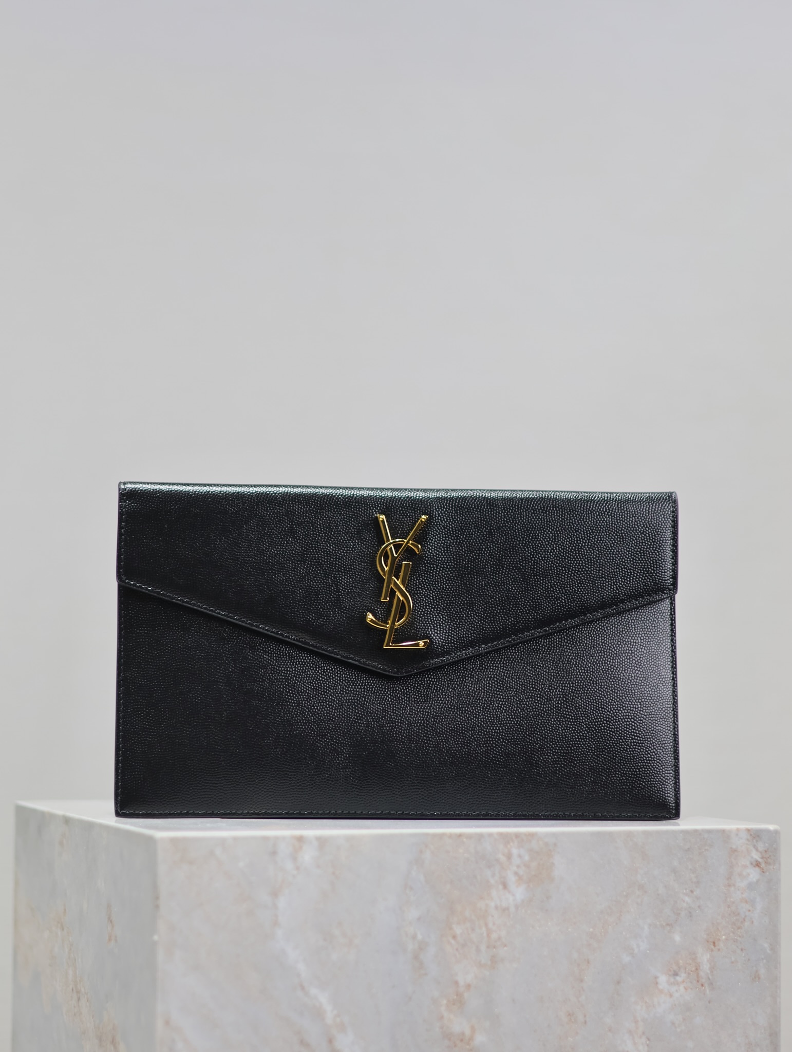 NO:179482,【High quality black caviar】 Uptown_New clutch bag The most classic iconic metal logo, imported cowhide from Italy, simple and high-end, can be held with casual style or ladylike style or suit, it is OK to go out and grab it. Model 565739 Size 27×16×2, YSL, saint laurent, handbag, business suit, cowhide19860909【 高质量 黑色鱼子酱】 Uptown_新品手拿包 最经典的标志性金属logo,意大利进口牛皮,简约又不失高端,搭配休闲风or淑女风或者西装都能hold得住,出门随手一拿就ok啦 型号565739 尺寸27×16×2,YSL,saint laurent,handbag,business suit,cowhide,Bag