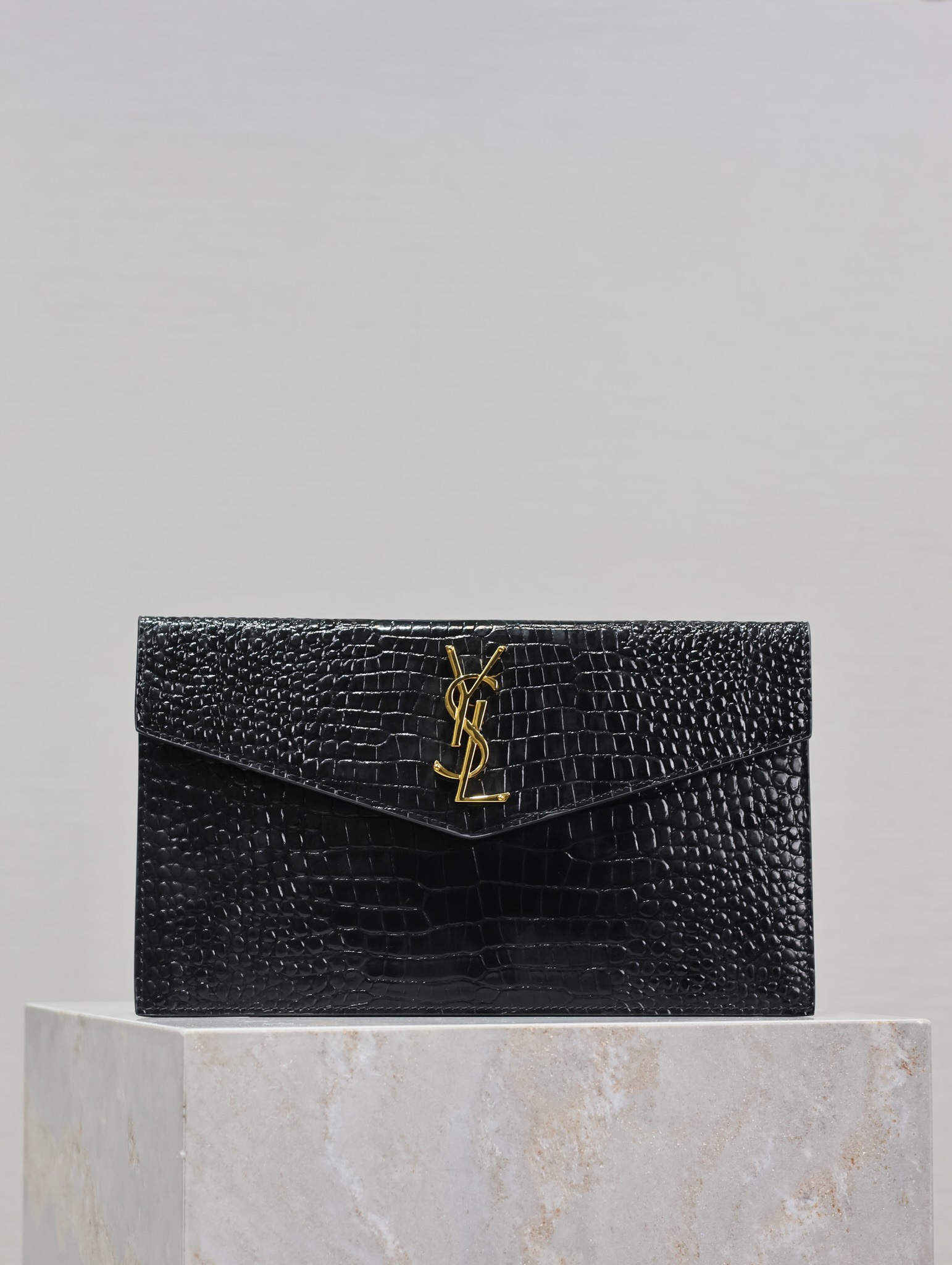 NO:179497,【High quality black crocodile pattern】Gold buckle Uptown_New clutch bag The most classic iconic metal logo, imported cowhide from Italy, simple and high-end, can be held with casual style or ladylike style or suit, it is OK to go out and grab it~ Model 565739 Size 27×16×2, YSL, saint laurent, handbag, business suit, cowhide19860909【 高质量 黑色鳄鱼纹】金扣 Uptown_新品手拿包 最经典的标志性金属logo,意大利进口牛皮,简约又不失高端,搭配休闲风or淑女风或者西装都能hold得住,出门随手一拿就ok啦～ 型号565739 尺寸27×16×2,YSL,saint laurent,handbag,business suit,cowhide,Bag