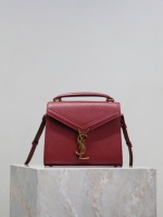 CASSANDRA mini handbag with red gold buckles! The special design of this series is its rotary metal buckle, which has an extraordinary complexity in craftsmanship. It has a partition inside to separate two large-capacity inner bags and a socket bag, and an open rear bag behind it, with a capacity of The leap is improved; the shoulder strap is adjustable, and it is paired with a hand-held belt, which can be lifted or backed. It is full of temperament and makes people fall in love at first sight! Model: 602716 Size: 20×16×7.5cm 1 CASSANDRA mini handbag with red gold buckles! The special design of this series is its rotary metal buckle, which has an extraordinary complexity in craftsmanship. It has a partition inside to separate two large-capacity inner bags and a socket bag, and an open rear bag behind it, with a capacity of The leap is improved; the shoulder strap is adjustable, and it is paired with a hand-held belt, which can be lifted or backed. It is full of temperament and makes people fall in love at first sight! Model: 602716 Size: 20×16×7.5cm