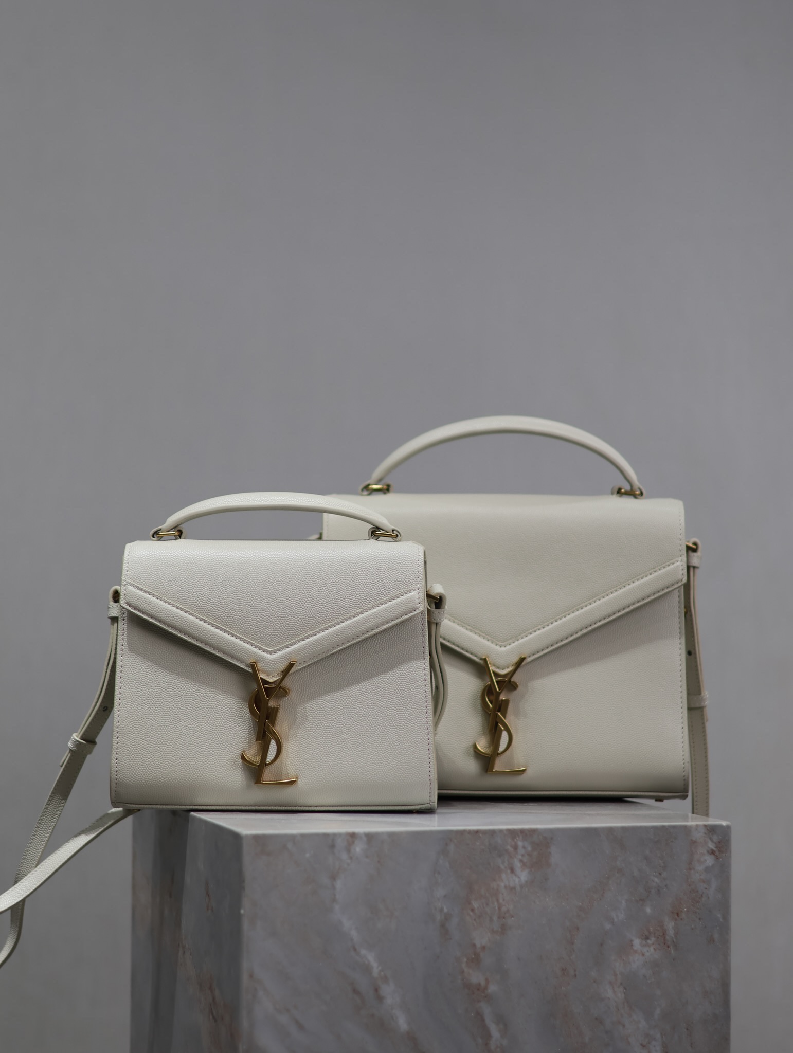 CASSANDRA_ color blanco con cierre dorado y textura de caviar 20/24 cm