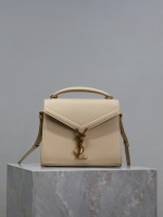 Apricot gold buckle Caviar CASSANDRA mini handbag! The special design of this series is its rotary metal buckle, which has an extraordinary complexity in craftsmanship. It has a partition inside to separate two large-capacity inner bags and a socket bag, and an open rear bag behind it, with a capacity of The leap is improved; the shoulder strap is adjustable, and it is paired with a hand-held belt, which can be lifted or backed. It is full of temperament and makes people fall in love at first sight! Model: 602716 Size: 20×16×7.5cm 1 Apricot gold buckle Caviar CASSANDRA mini handbag! The special design of this series is its rotary metal buckle, which has an extraordinary complexity in craftsmanship. It has a partition inside to separate two large-capacity inner bags and a socket bag, and an open rear bag behind it, with a capacity of The leap is improved; the shoulder strap is adjustable, and it is paired with a hand-held belt, which can be lifted or backed. It is full of temperament and makes people fall in love at first sight! Model: 602716 Size: 20×16×7.5cm