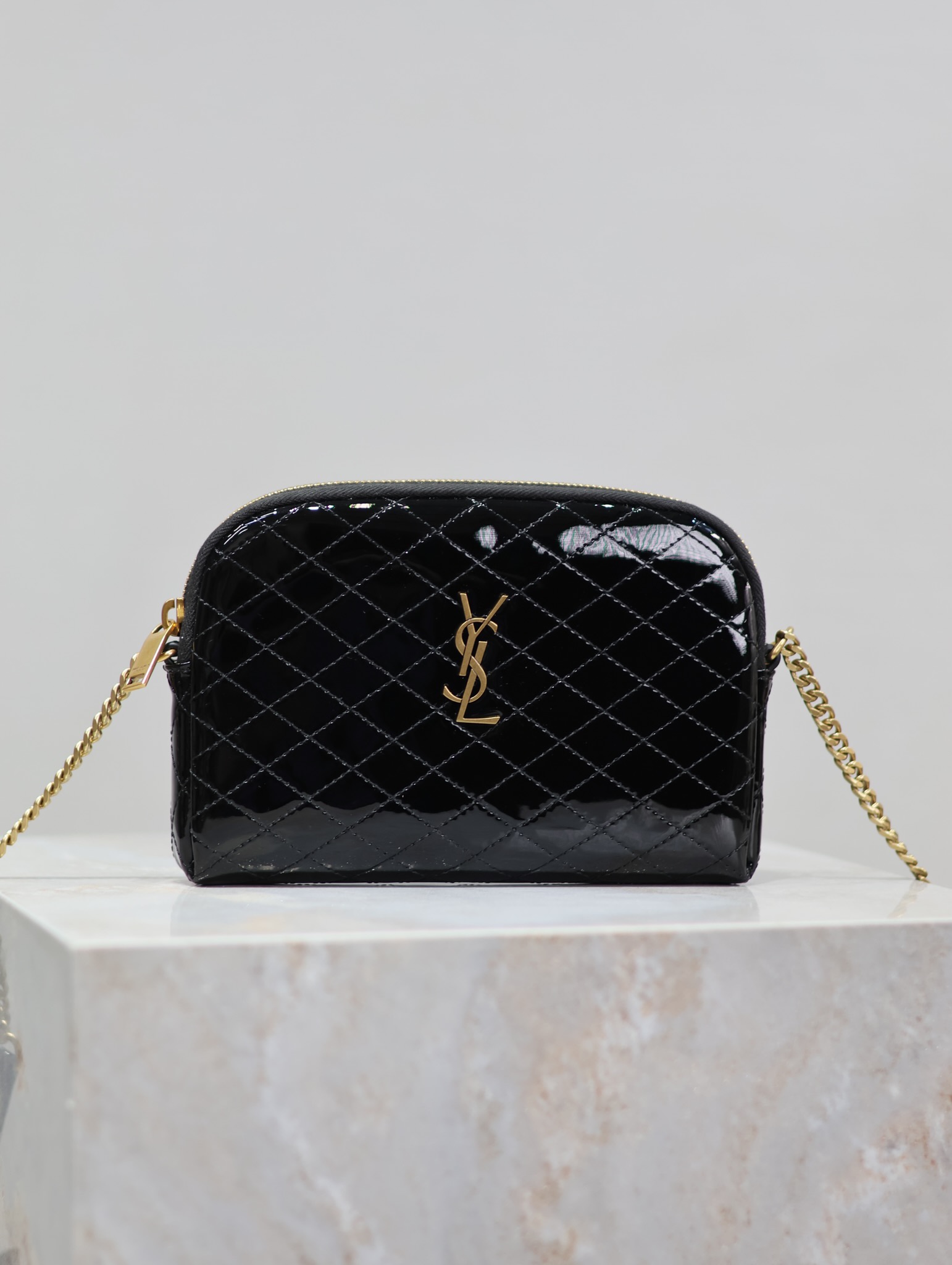 Yves Saint Laurent Bolsos de mano Bolsos cruzados y bandoleras Negro Hardware de oro Piel oveja Laca Gaby Cadena