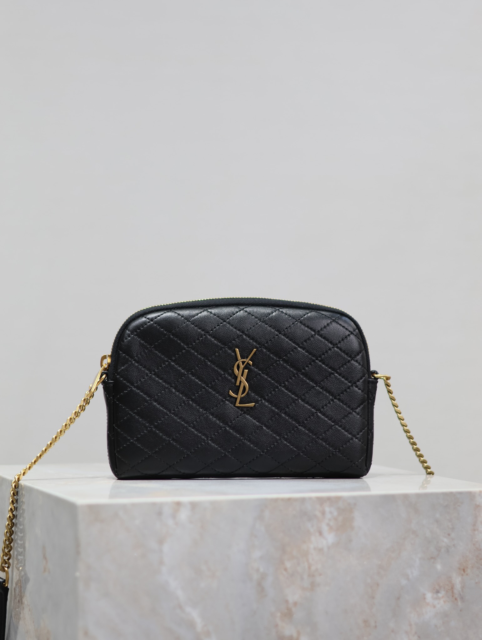 Yves Saint Laurent Moda
 Torebki Torby typu crossbody i na ramię Czarny Złoty sprzęt Skóra jagnięca owcza Gaby Łańcuchy