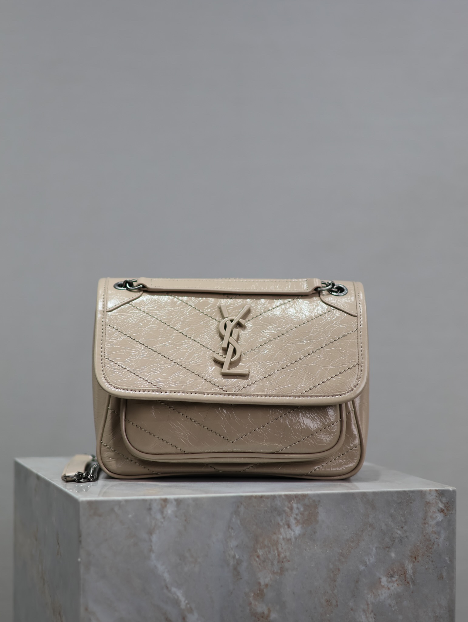 NO:388370,Milk tea-colored oily wax skin · 22cm Niki counter synchronized new version!  The revised niki is more practical. On the original basis, a D button is added on both sides, which is another process!  The new version has stronger load-bearing capacity!  Come and flirt!  More practical performance!  Model 633151 Size 22×16.5×12cm, Saint Laurent, saint laurent19860909奶茶色油蜡皮·22cm Niki专柜同步新版本！改版后的niki更更更实用了,在原来的基础上两边各加了一个D扣,这又是多了一道工序呀！新版本承重能力更强大！来撩！实用性能更强！ 型号633151 尺寸22×16.5×12cm,圣罗兰,saint laurent,Bag