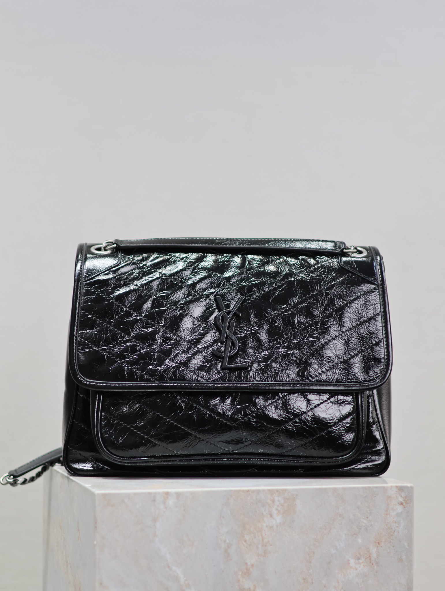 NO:388383,Black silver buckle oil wax leather 32cm Niki counter synchronizes the new version!  The revised niki is more practical. On the original basis, a D button is added on both sides, which is another process!  The new version has stronger load-bearing capacity!  Come and flirt!  Large size also adds an additional inner bag, which makes it more practical!  Size 32x23x9 Model 498830, Saint Laurent, saint laurent19860909黑色银扣油蜡皮·32cm Niki专柜同步新版本！改版后的niki更更更实用了,在原来的基础上两边各加了一个D扣,这又是多了一道工序呀！新版本承重能力更强大！来撩！大号还增加多一个内袋,实用性能更强！ 尺寸32x23x9 型号498830,圣罗兰,saint laurent,Bag