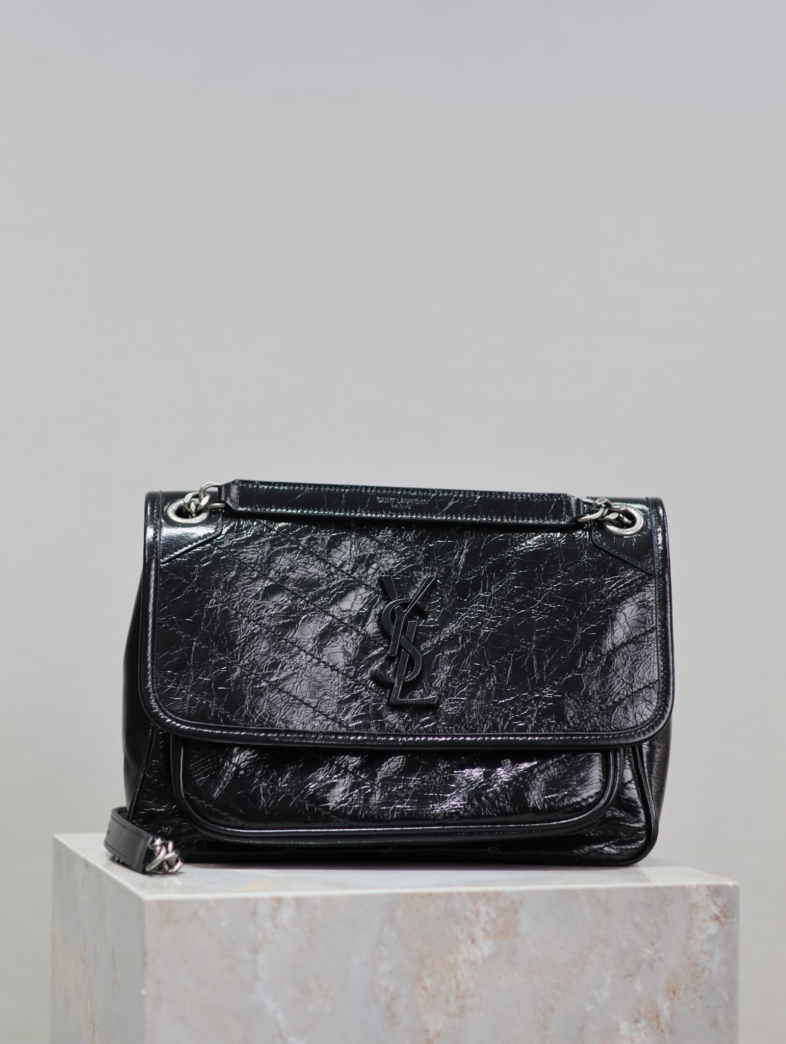 NO:388396,Black silver buckle oil wax leather 28cm Niki counter synchronizes new version!  The revised niki is more practical. On the original basis, a D button is added on both sides, which is another process!  The new version has stronger load-bearing capacity!  Come and flirt!  The medium size also adds an additional inner bag, which makes the practical performance stronger!  Model 633158 Size 28x20.5x8.5cm, Saint Laurent, saint laurent19860909黑色银扣油蜡皮·28cm Niki专柜同步新版本！改版后的niki更更更实用了,在原来的基础上两边各加了一个D扣,这又是多了一道工序呀！新版本承重能力更强大！来撩！中号还增加多一个内袋,实用性能更强！ 型号633158 尺寸28x20.5x8.5cm,圣罗兰,saint laurent,Bag