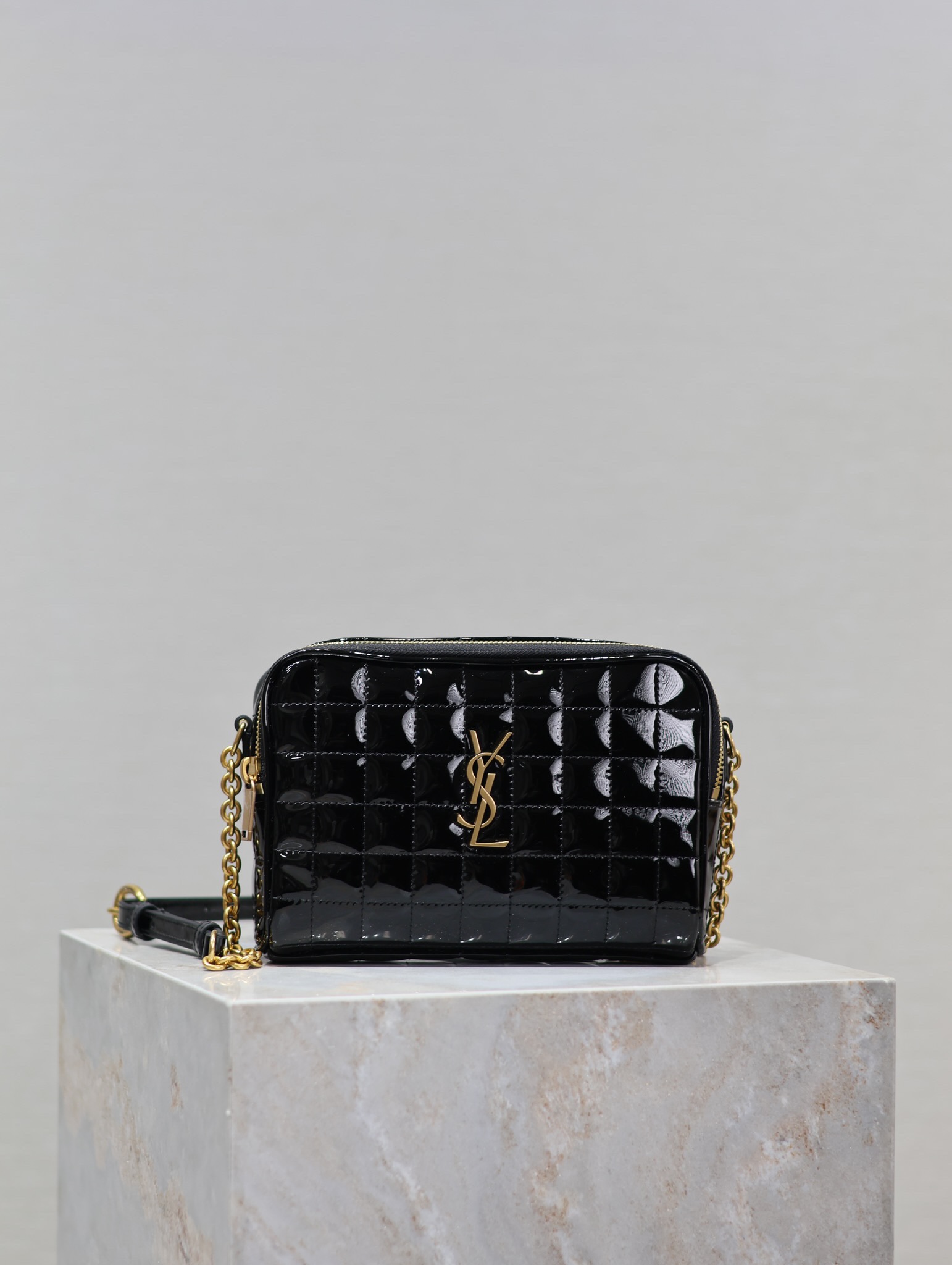 【Cuero charol negro】Salida▪️ LE CASSANDRE MATELASSÉ CARRÉ bolso de cámara de piel de oveja. La marca Y realmente ha dad…