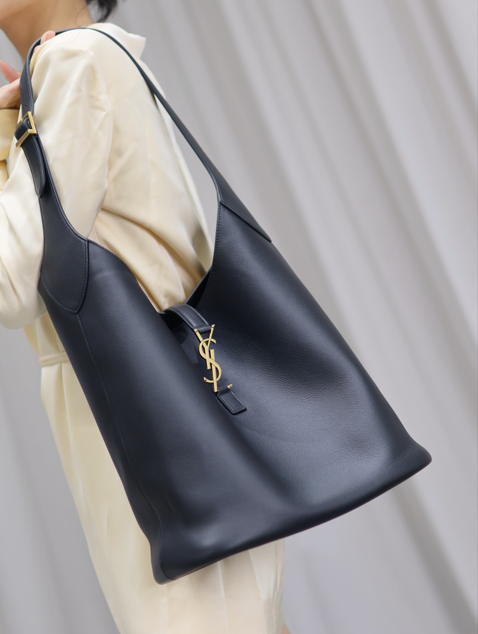 Saint Laurent Simple and unobtrusive