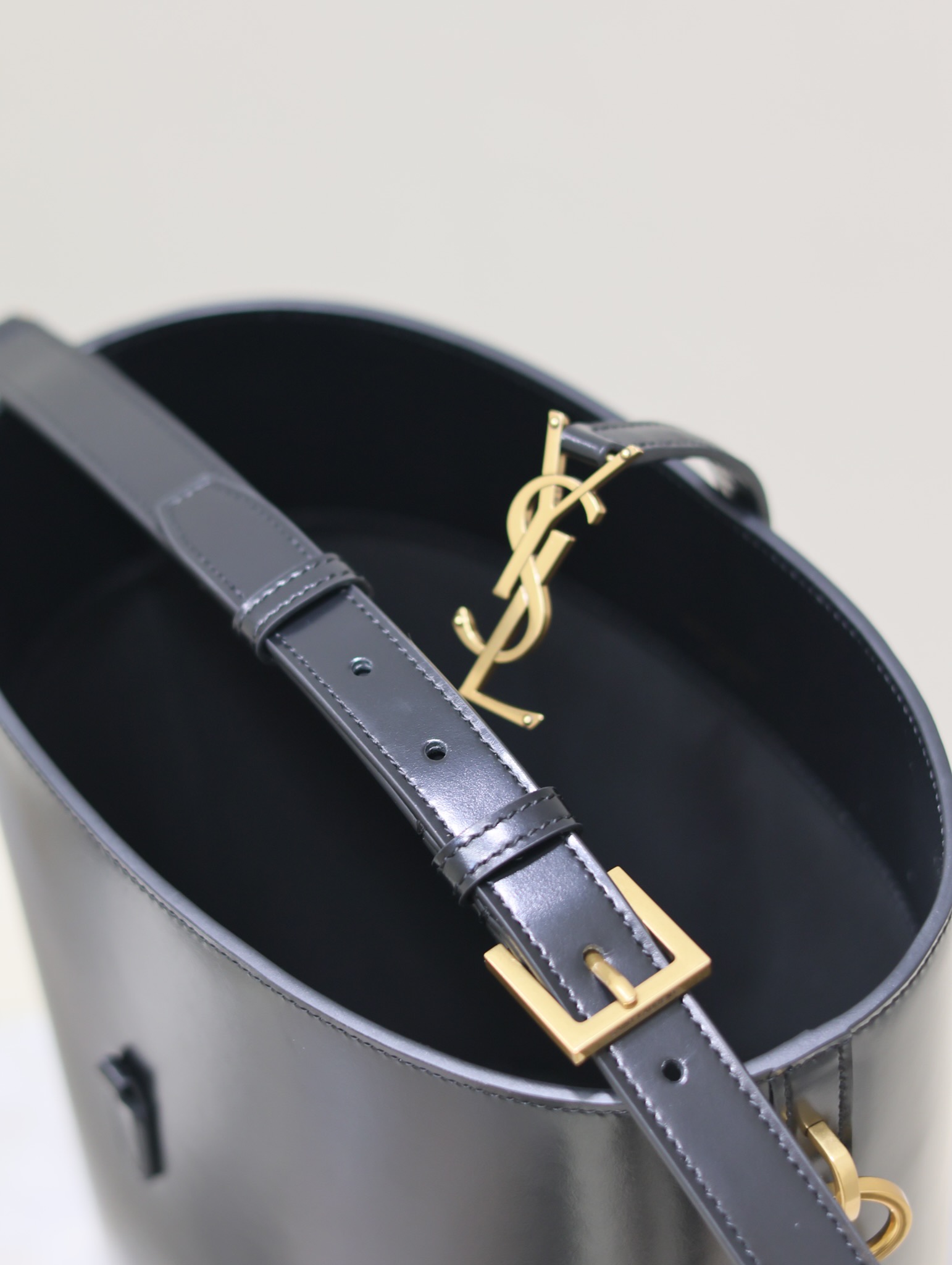 Saint Laurent Detailed inspection