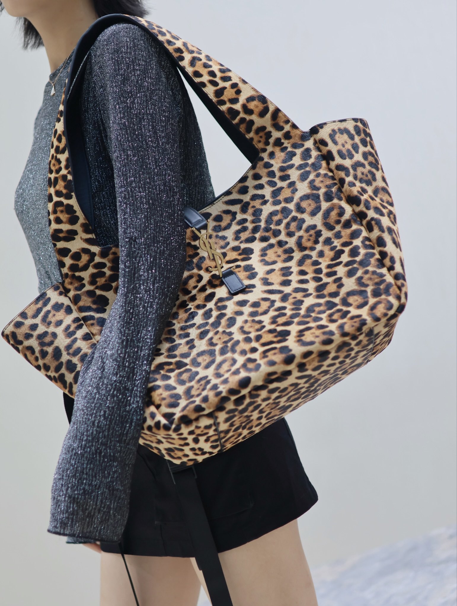 Saint Laurent This LE 5A7 BEA uses neat silhouette and soft leather