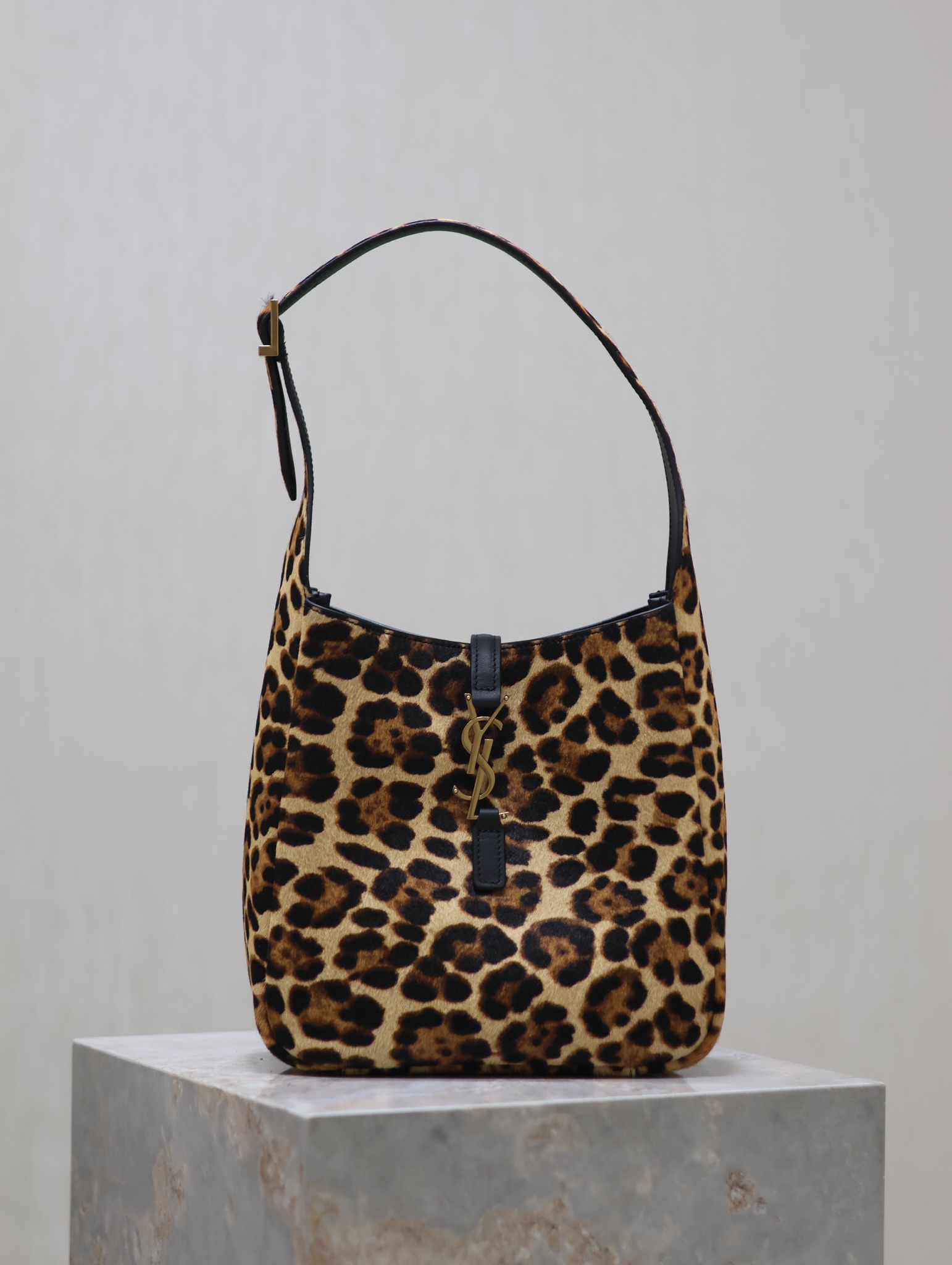 Yves Saint Laurent Crossbody & Shoulder Bags Leopard Print Cowhide Vintage Underarm