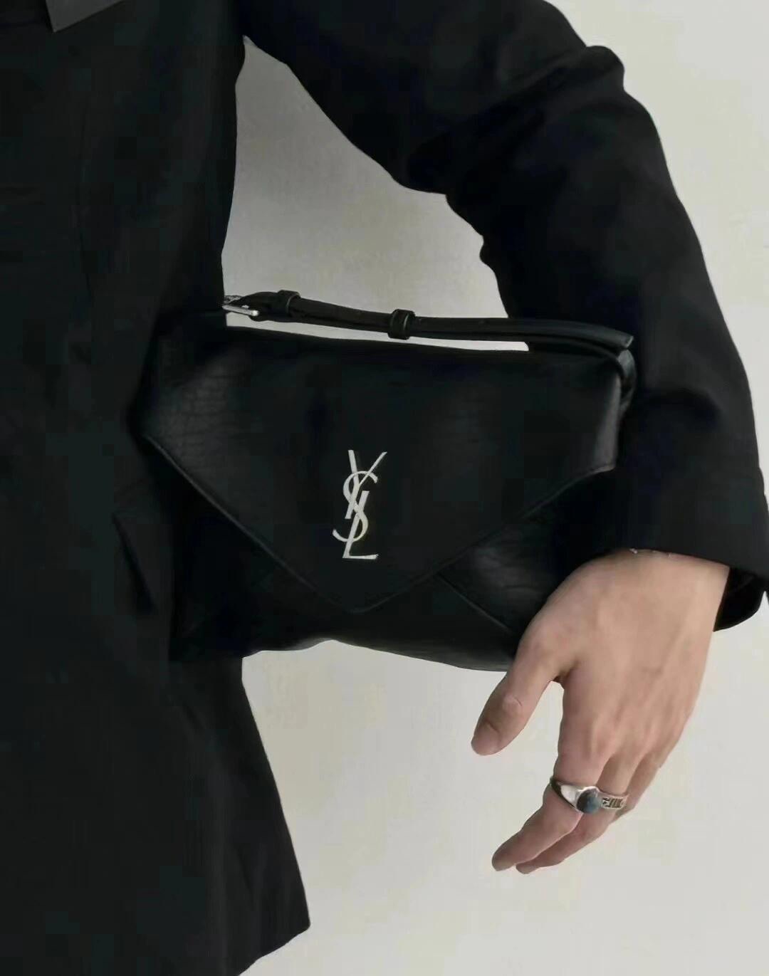 NO:213638,Black and silver logo with gun, shoulder strap adjustable and detachable, retro casual, Saint Laurent, saint laurent19860909黑色搭配枪银色标识 肩带可调节拆卸 复古随性,圣罗兰,saint laurent,Bag