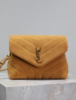 Loulou 20cm·Yucao matte, a classic hit Y family! The most practical and versatile, the imported Italian cowhide is carefully crafted and has a great touch! The bag weighs very lightly and has no cumbersome feeling. Countless celebrities and bloggers all have one, and their upper body looks very beautiful, fashionable and generous! There are various ways to carry it on your back, and you can carry it with one shoulder and crossbody, unlocking various daily matches! Size: 20×14×7cm Model: 467072 1 Loulou 20cm·Yucao matte, a classic hit Y family! The most practical and versatile, the imported Italian cowhide is carefully crafted and has a great touch! The bag weighs very lightly and has no cumbersome feeling. Countless celebrities and bloggers all have one, and their upper body looks very beautiful, fashionable and generous! There are various ways to carry it on your back, and you can carry it with one shoulder and crossbody, unlocking various daily matches! Size: 20×14×7cm Model: 467072