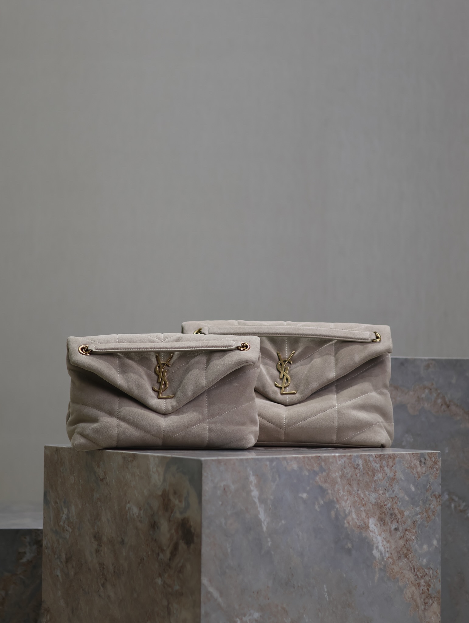 Loulou puffer_ hebilla dorada cepillada gris · 29/35cm