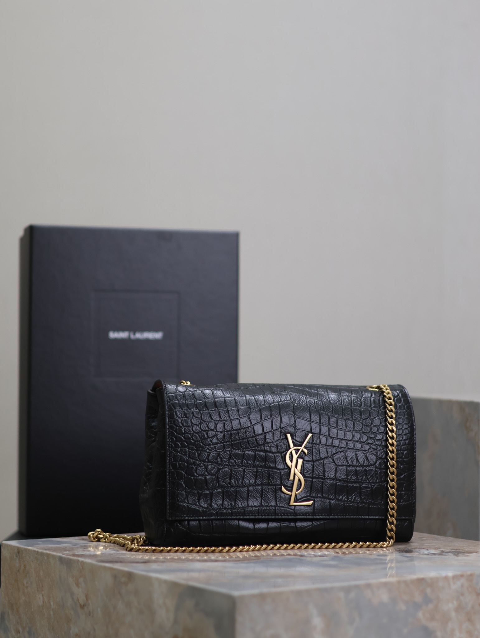 【Piel original】 Patrón de cocodrilo con gamuza · Kate_ Bolso reversible de gamuza y cocodrilo. Comprar un bolso es como…