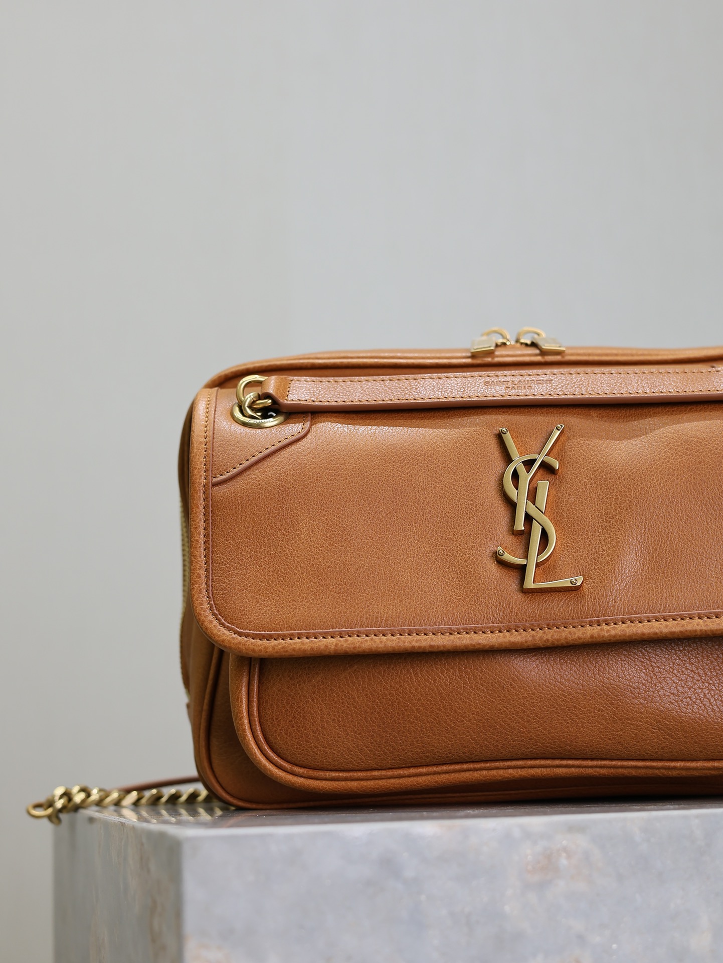 NO:213671,Details os Because it is a sealed and transported color-changing vegetable-tanned leather, its properties are not waterproof, scratch-proof, and it is prone to nail marks. This is normal, but the skin will become darker and brighter the more it is used!  If you mind, buy it with caution!  !  ,Saint Laurent,saint laurent19860909细节o s因为是密封运输的变色植物鞣革皮,它的性能不防水,不防刮,容易有指甲痕,这个是正常现象,但是皮会越用越深越油亮的！ 介意的宝宝慎购！！,圣罗兰,saint laurent,Bag