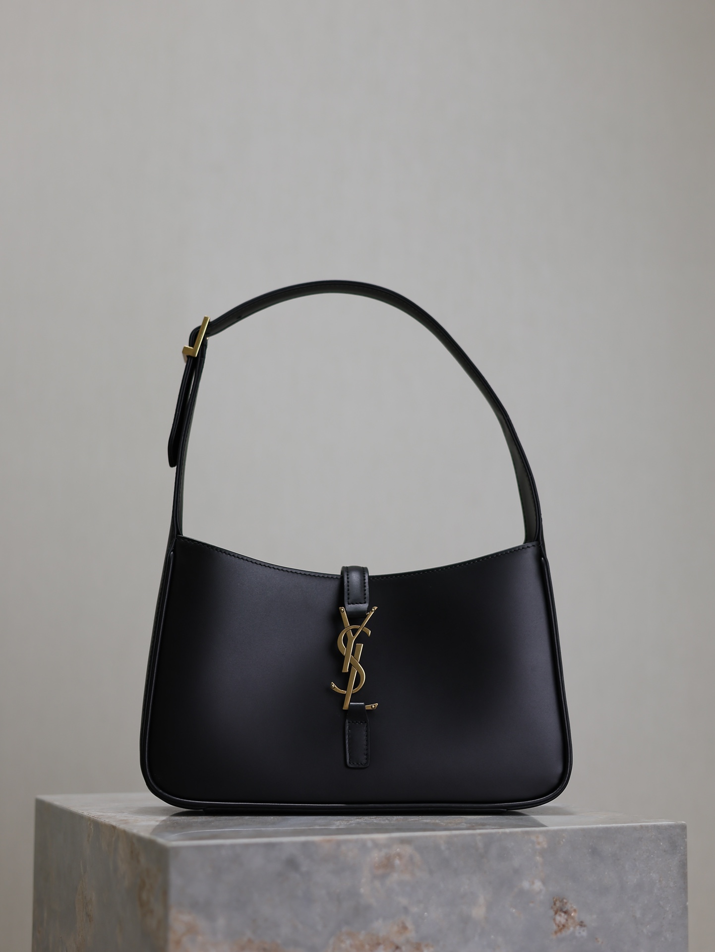 Saint Laurent Le 5 A 7 Smooth Leather Shoulder Bag, Black,25X14X6cm