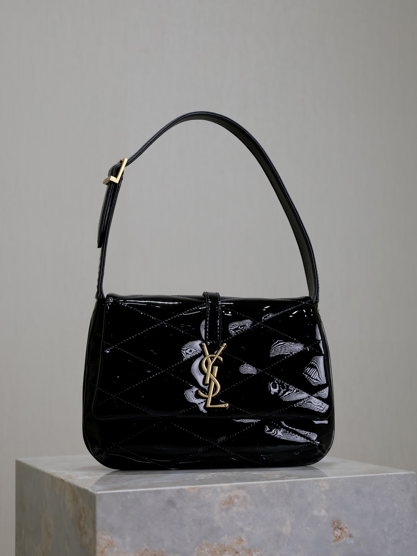 Cuero charol negro · Serie LE 57 bolso de axila acolchado. En estos tiempos, si no tienes un bolso de axila, ¿te atreve…