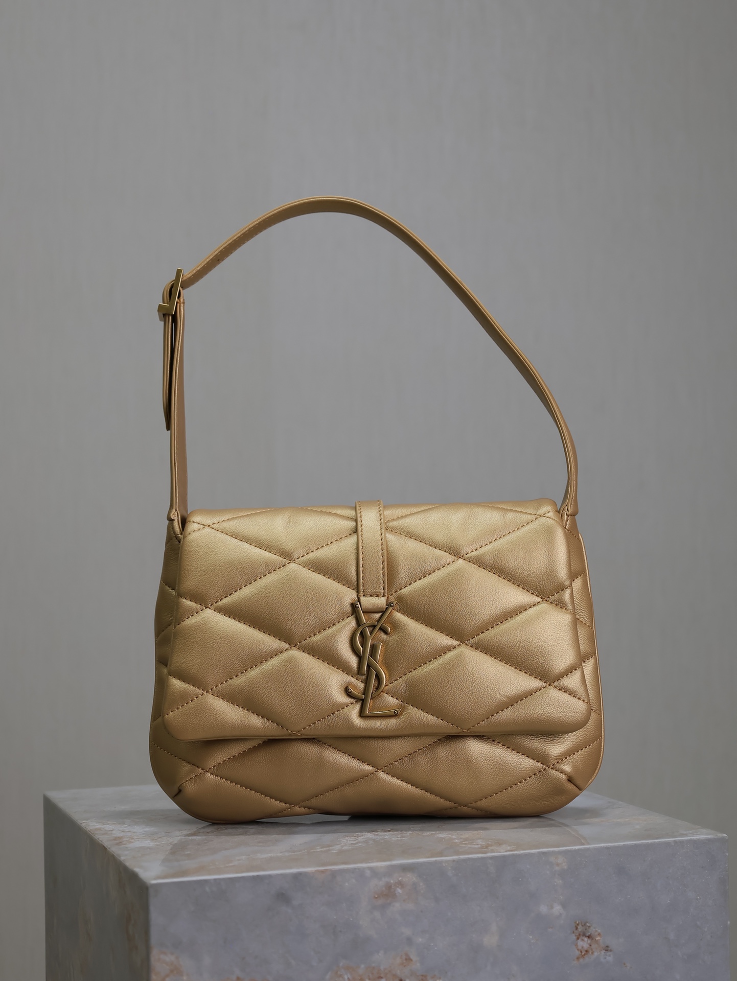 Dorado con hebilla dorada · Serie LE 57 bolso de axila acolchado En estos tiempos, ¿no te da vergüenza llamarte fashion…