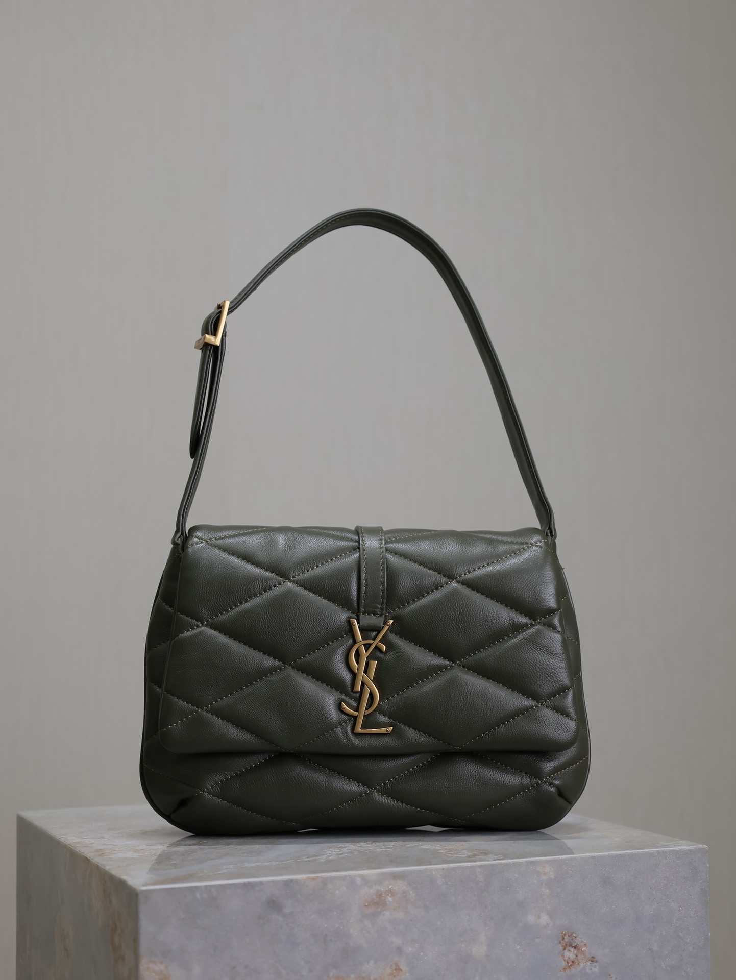 Bolso de hombro acolchado de la serie LE 57, verde con cierre dorado. En estos tiempos, ¿quién se atreve a llamarse mod…