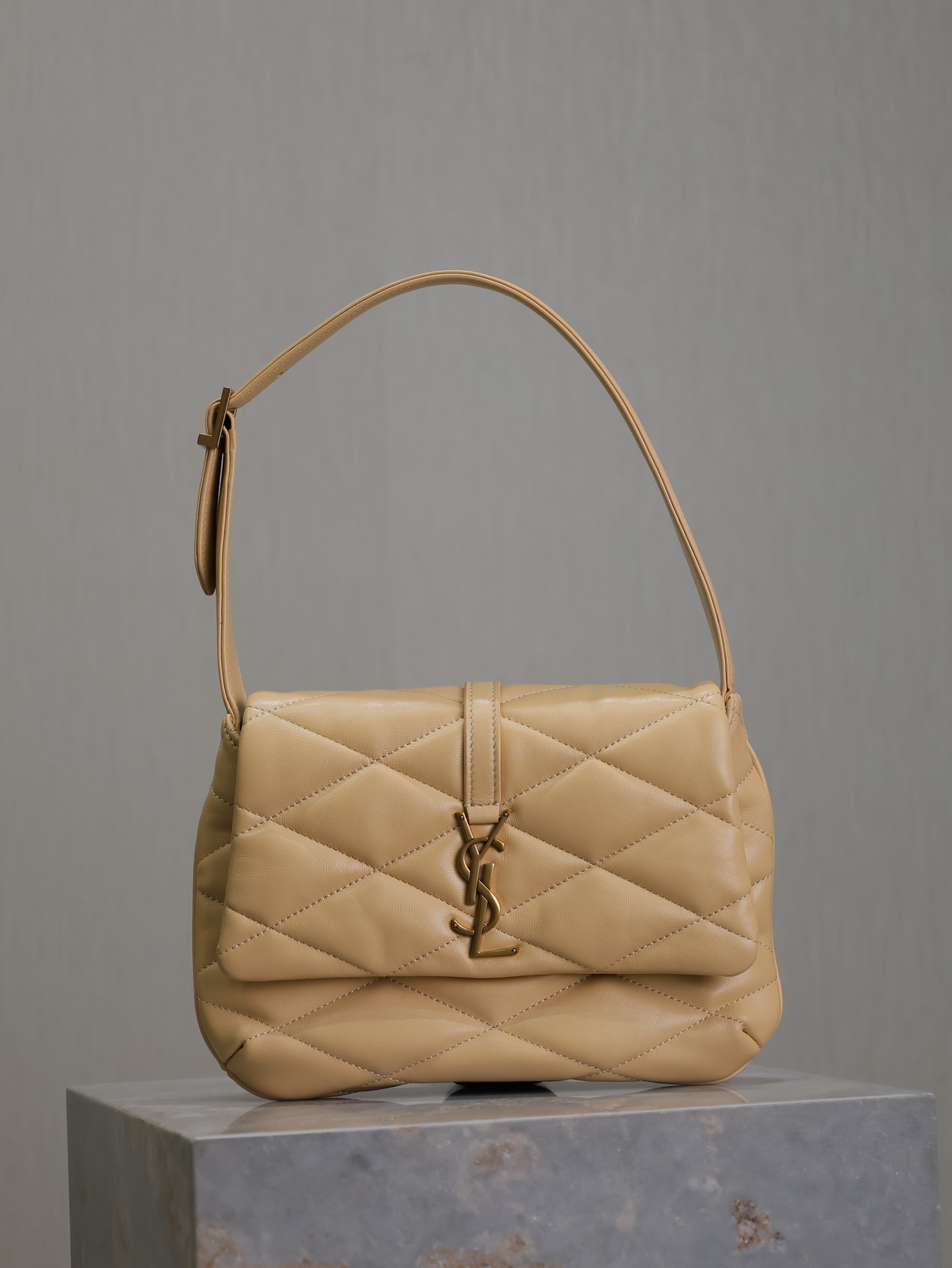 Hebilla dorada color albaricoque · Serie LE 57 bolso de axila acolchado En estos tiempos, si no tienes un bolso de axil…