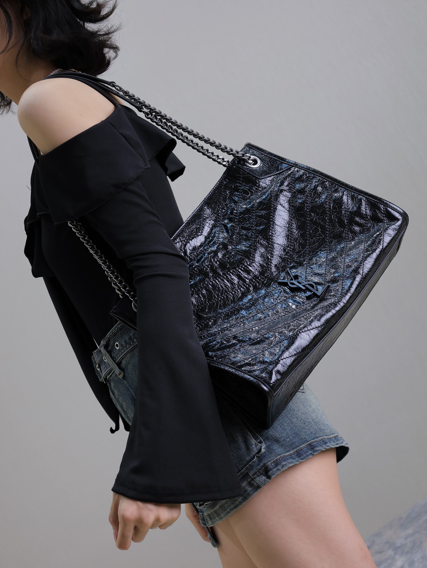 NO:209707,The design is simple and elegant, and it is full of fashion. The appearance is smooth and the outline is full. It is very suitable for matching with various clothing. Saint Laurent, saint laurent19860909设计简约大方 同时又充满了时尚感 外形线条流畅 轮廓饱满非常适合搭配各种服装,圣罗兰,saint laurent,Bag