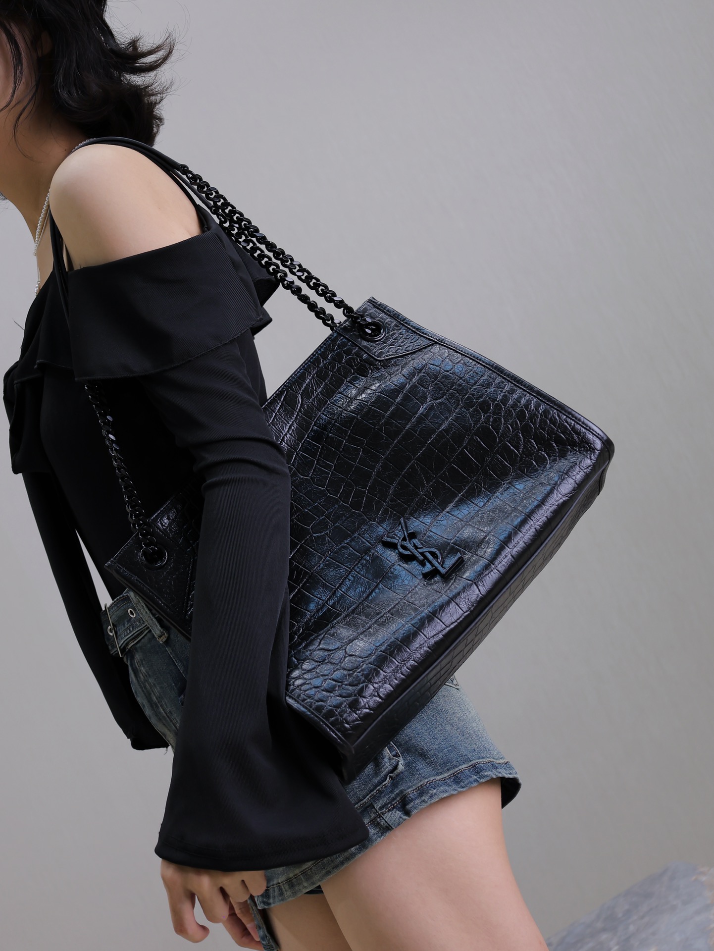 NO:209724,The middle opening is made of magnetic suction design, very safe, black crocodile embossed, both low-key and fashionable, Saint Laurent, saint laurent19860909中间开口是做磁吸设计 安全性十足 黑色鳄鱼压纹 兼具低调时髦,圣罗兰,saint laurent,Bag