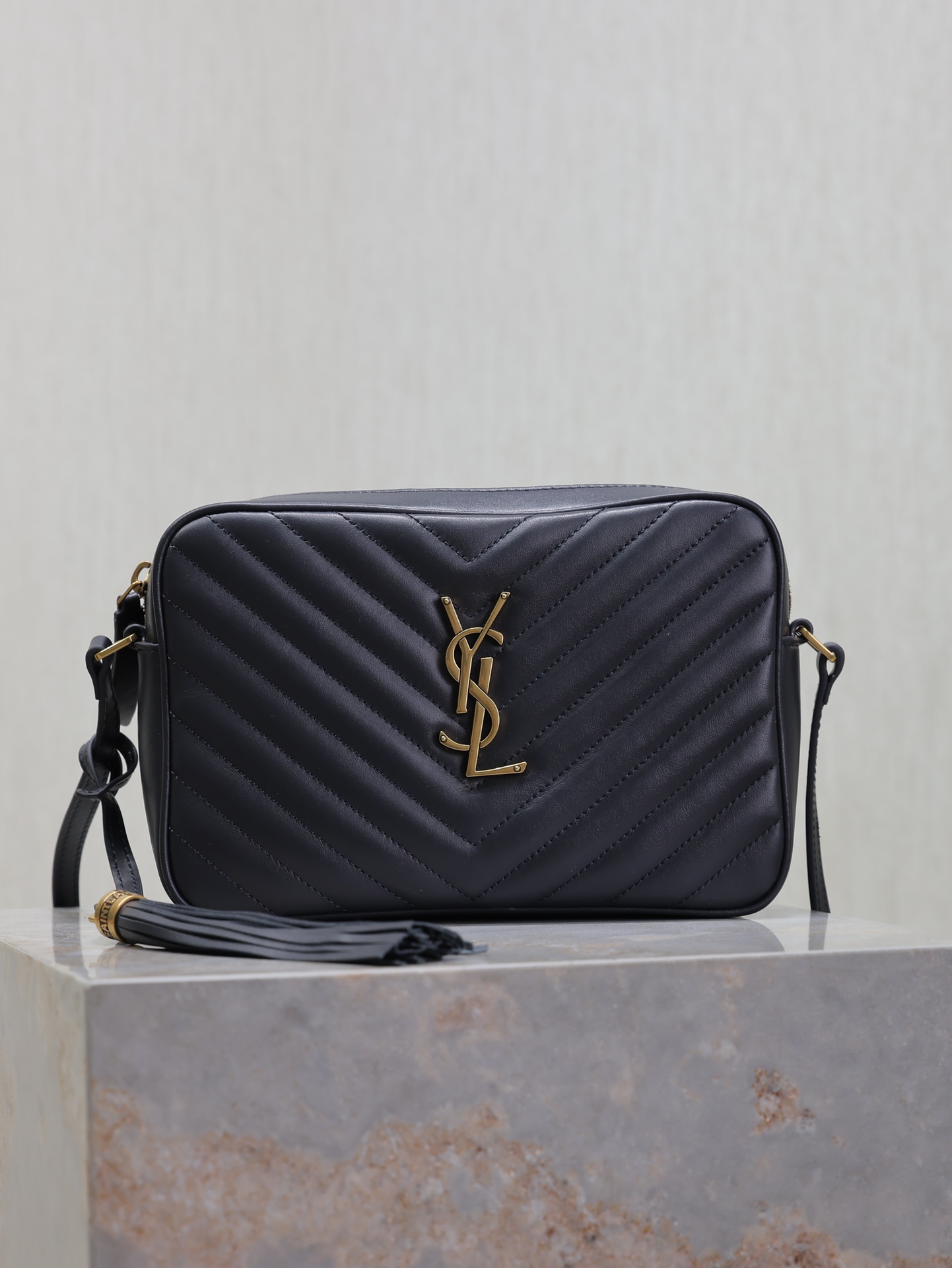 NO:391722,Royal Blue ·【New Version】 Lou Camera Bag_Top Imported Italian Cowhide Camera Bag, purchased in Hong Kong to open the mold and make the same version!  Very exquisite!  Adjustable shoulder straps with stylish tassel pendant!  100% calfskin, grosgrain lining!  There is an insert bag inside the bag!  A new insertion bag is added on the back, which is very practical and atmospheric!  Model 520534-1 Size 23x16x6cm, Saint Laurent, saint laurent, cowhide19860909宝蓝色·【新版本】 Lou相机包_顶级进口意大利牛皮相机包,香港购入zp开模打版,做到一模一样！非常精致！可调节式肩带搭配时尚流苏吊坠！百分百小牛皮,罗缎衬里！包内有一个内插袋！背面新增一个插袋,非常实用大气！ 型号520534-1 尺寸23x16x6cm,圣罗兰,saint laurent,cowhide,Bag