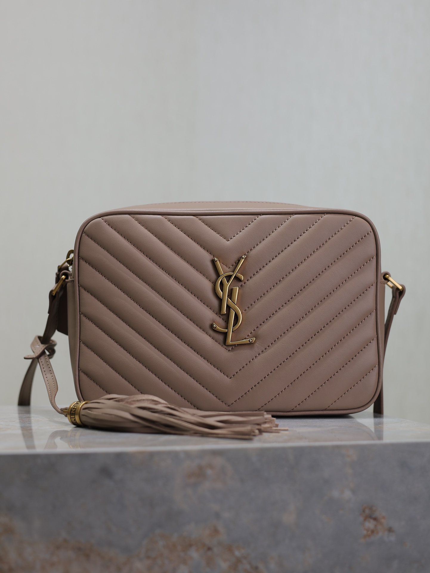 NO:391759,Naked pink ·【New version】 Lou camera bag_Top imported Italian cowhide camera bag, purchased in Hong Kong to open the mold and make the same!  Very exquisite!  Adjustable shoulder straps with stylish tassel pendant!  100% calfskin, grosgrain lining!  There is an insert bag inside the bag!  A new insertion bag is added on the back, which is very practical and atmospheric!  Model 520534-1 Size 23x16x6cm, Saint Laurent, saint laurent, cowhide19860909裸粉色·【新版本】 Lou相机包_顶级进口意大利牛皮相机包,香港购入zp开模打版,做到一模一样！非常精致！可调节式肩带搭配时尚流苏吊坠！百分百小牛皮,罗缎衬里！包内有一个内插袋！背面新增一个插袋,非常实用大气！ 型号520534-1 尺寸23x16x6cm,圣罗兰,saint laurent,cowhide,Bag