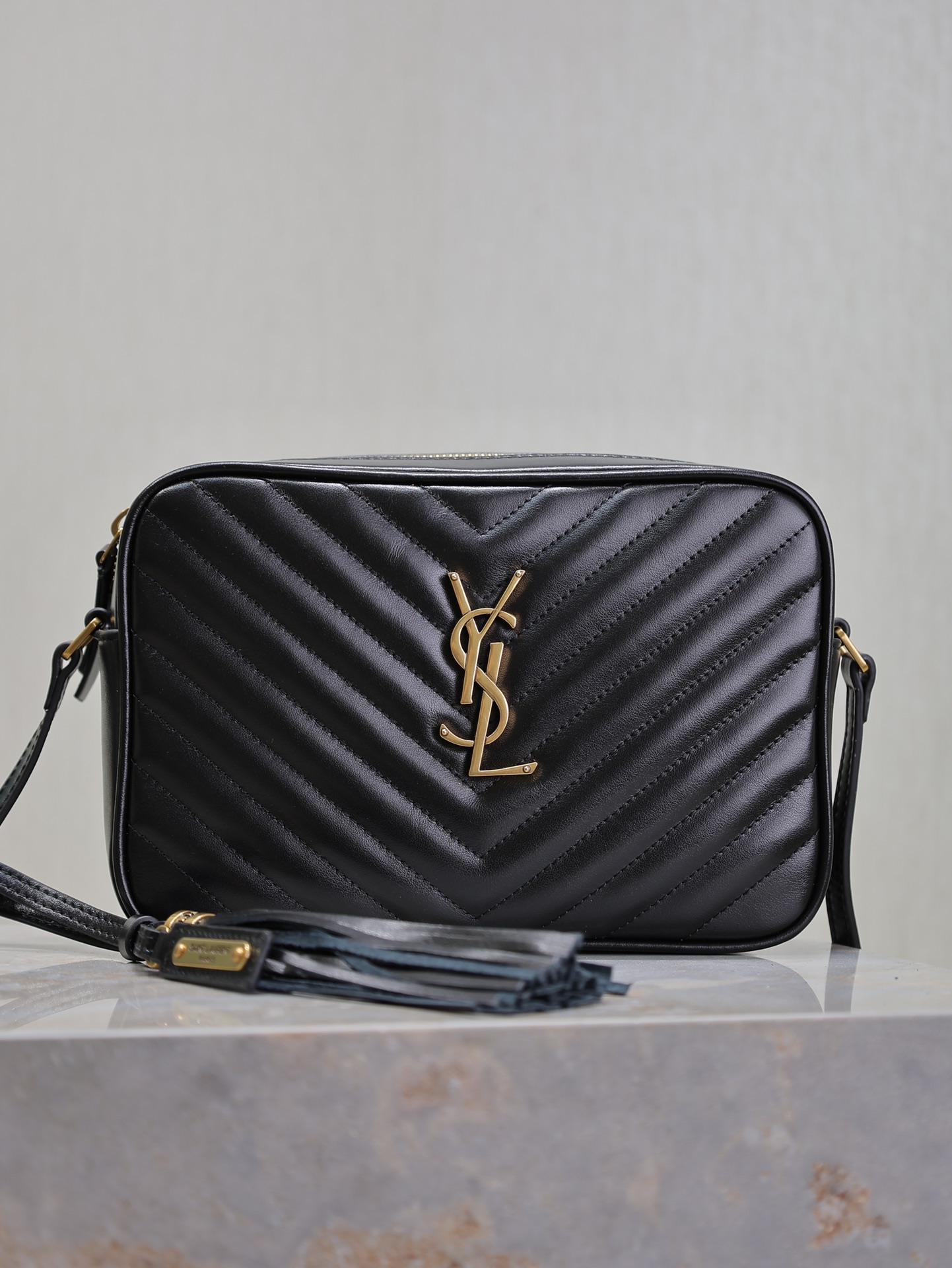 Bolso cámara Lou con hebilla dorada negra · Bolso cámara de piel de vacuno italiana importada de primera calidad, compr…