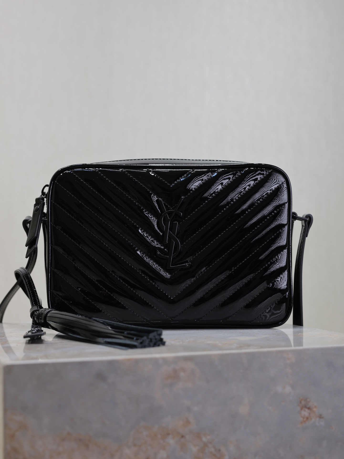 NO:391697,Black patent leather black buckle Lou camera bag_Top imported Italian cowhide camera bag, purchased in Hong Kong to open the mold and make the same!  Very exquisite!  Adjustable shoulder straps with stylish tassel pendant!  100% calfskin, grosgrain lining!  There is an insert bag inside the bag!  Very practical and atmospheric!  (Classic version, no insert bag on the back, different methods of tassel) Model 520534 Size 23x16x6cm, Saint Laurent, saint laurent, cowhide19860909黑色漆皮黑扣· Lou相机包_顶级进口意大利牛皮相机包,香港购入zp开模打版,做到一模一样！非常精致！可调节式肩带搭配时尚流苏吊坠！百分百小牛皮,罗缎衬里！包内有一个内插袋！非常实用大气！（经典版本,背面无插袋,流苏不同做法） 型号520534 尺寸23x16x6cm,圣罗兰,saint laurent,cowhide,Bag