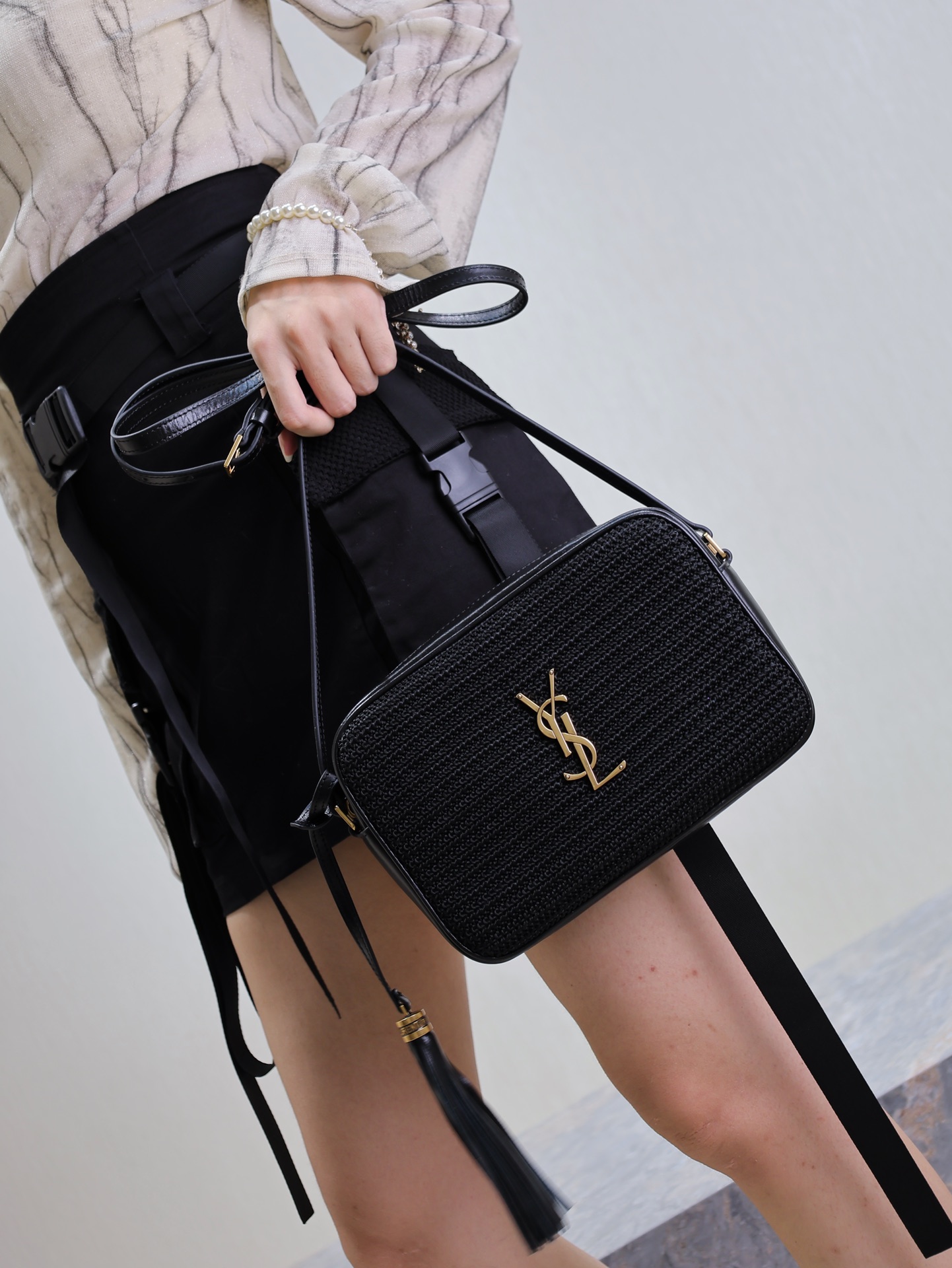 Saint Laurent The texture of raffia woven has a natural atmosphere.