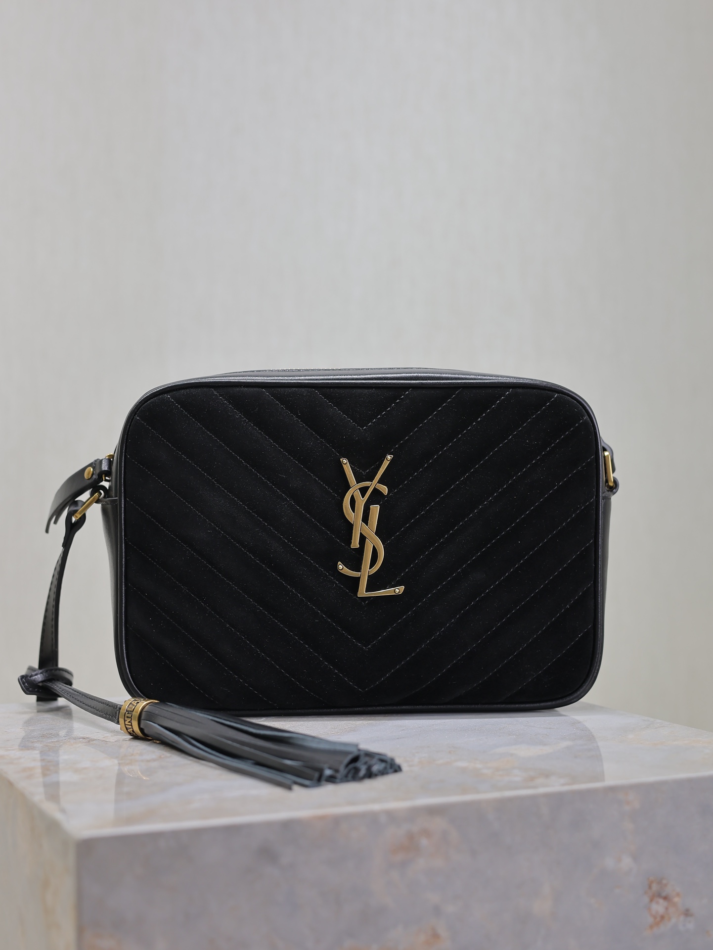 Hebilla dorada mate en negro · Cámara Lou_ Bolso cámara de piel de vacuno italiana importada de máxima calidad, comprad…