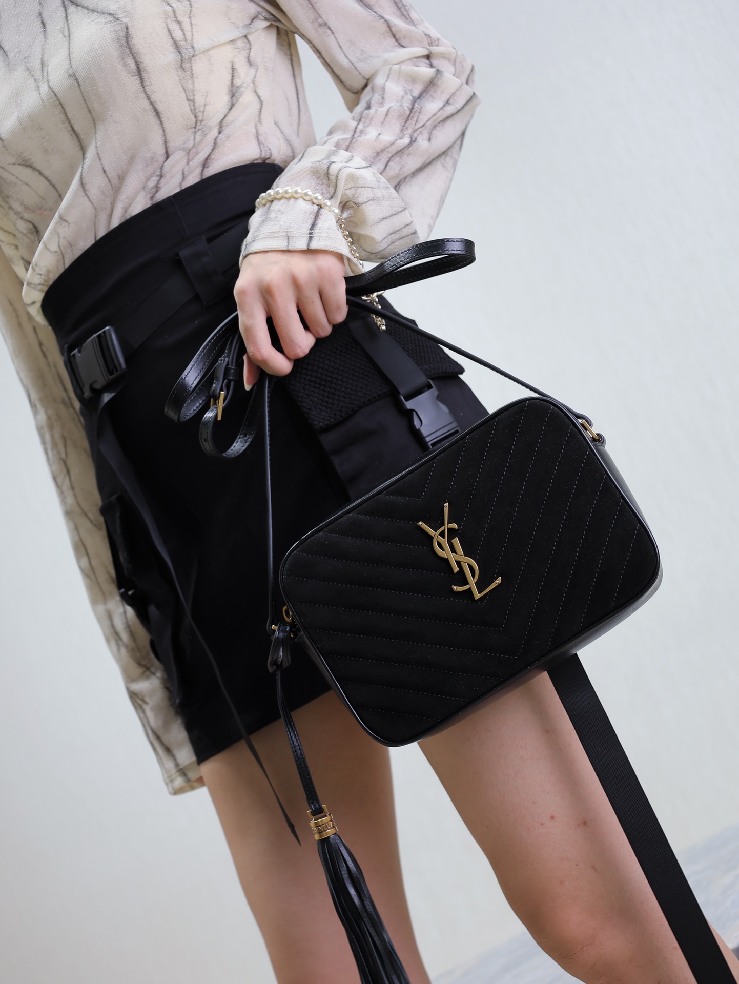 Saint Laurent Autumn renews the season, the suede camera bag has a great atmosphere