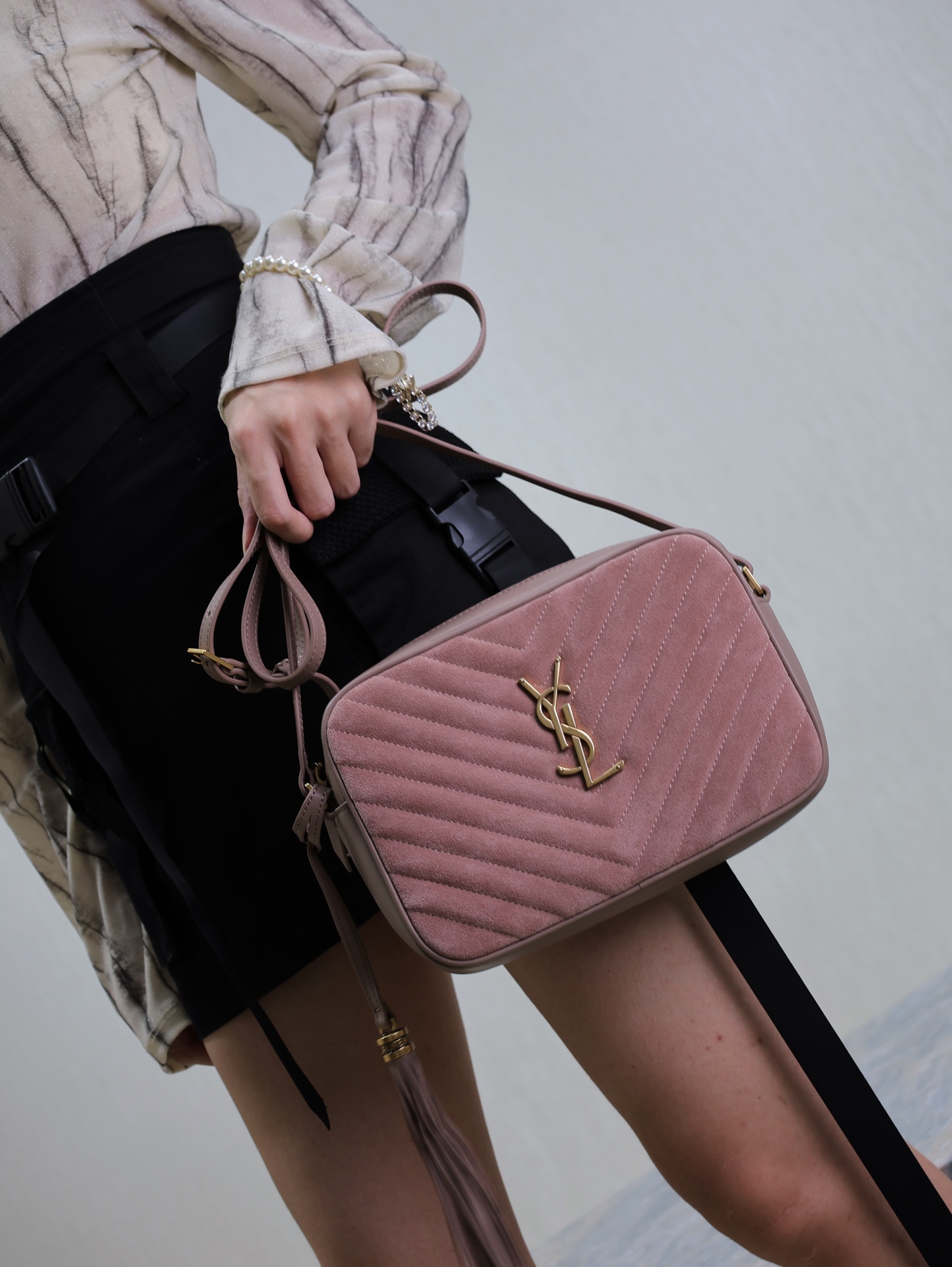Saint Laurent The frosted spliced cowhide has a high-end feel, and the bag shape is more three-dimensional. It matches the upper body in a simple