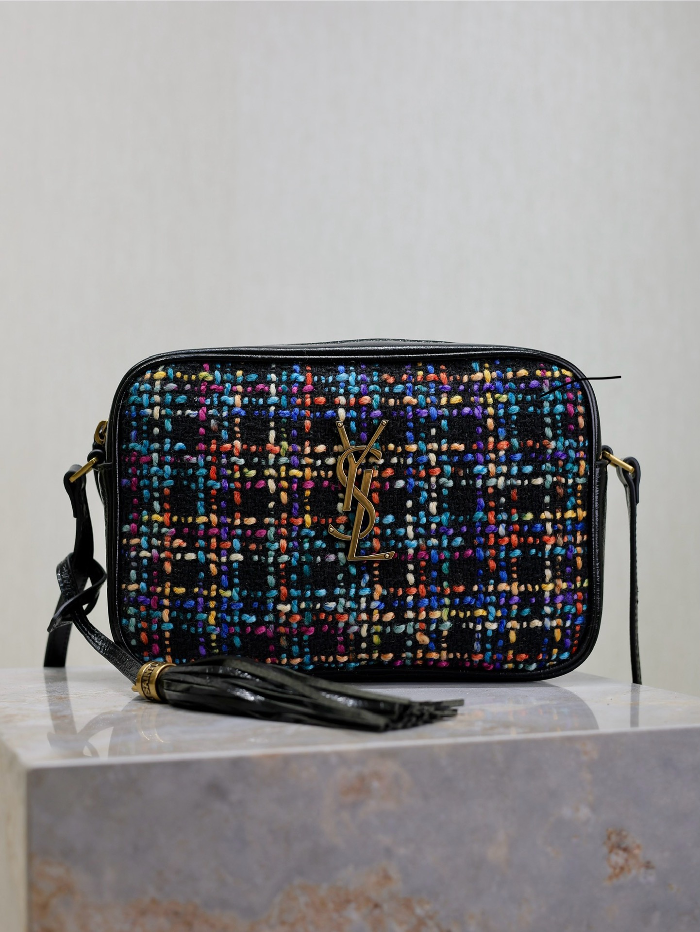 Bolso cámara Lou de piel encerada negra con tweed de colores · Bolso cámara de piel de vacuno italiana importada de pri…