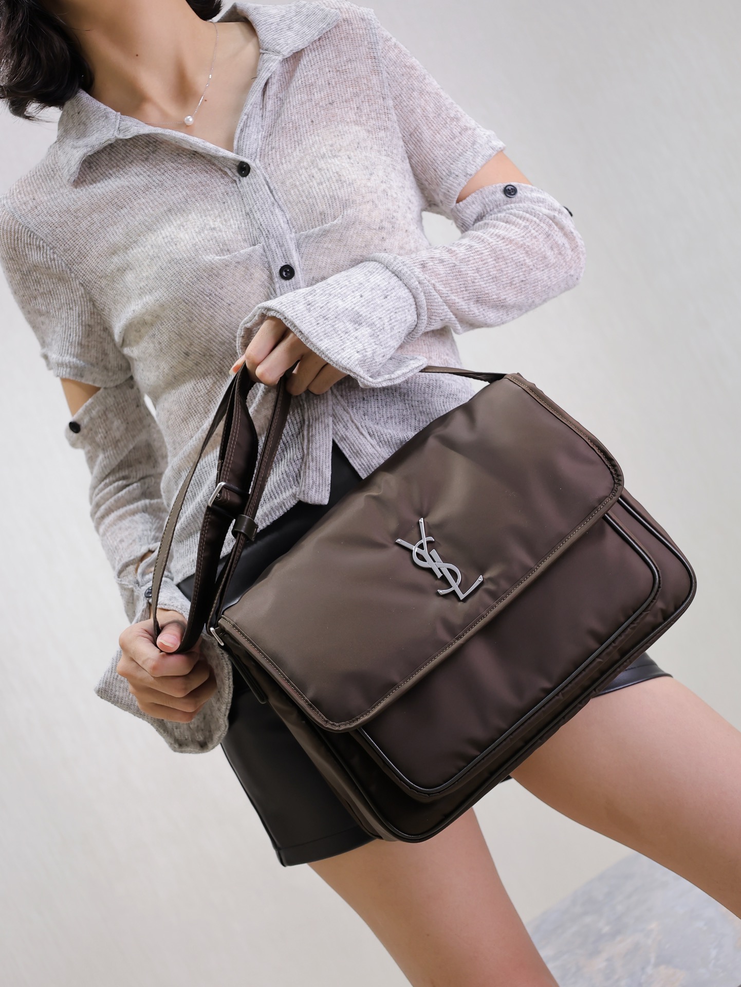 Saint Laurent It has both good looks and practicality and can be carried by both men and women.