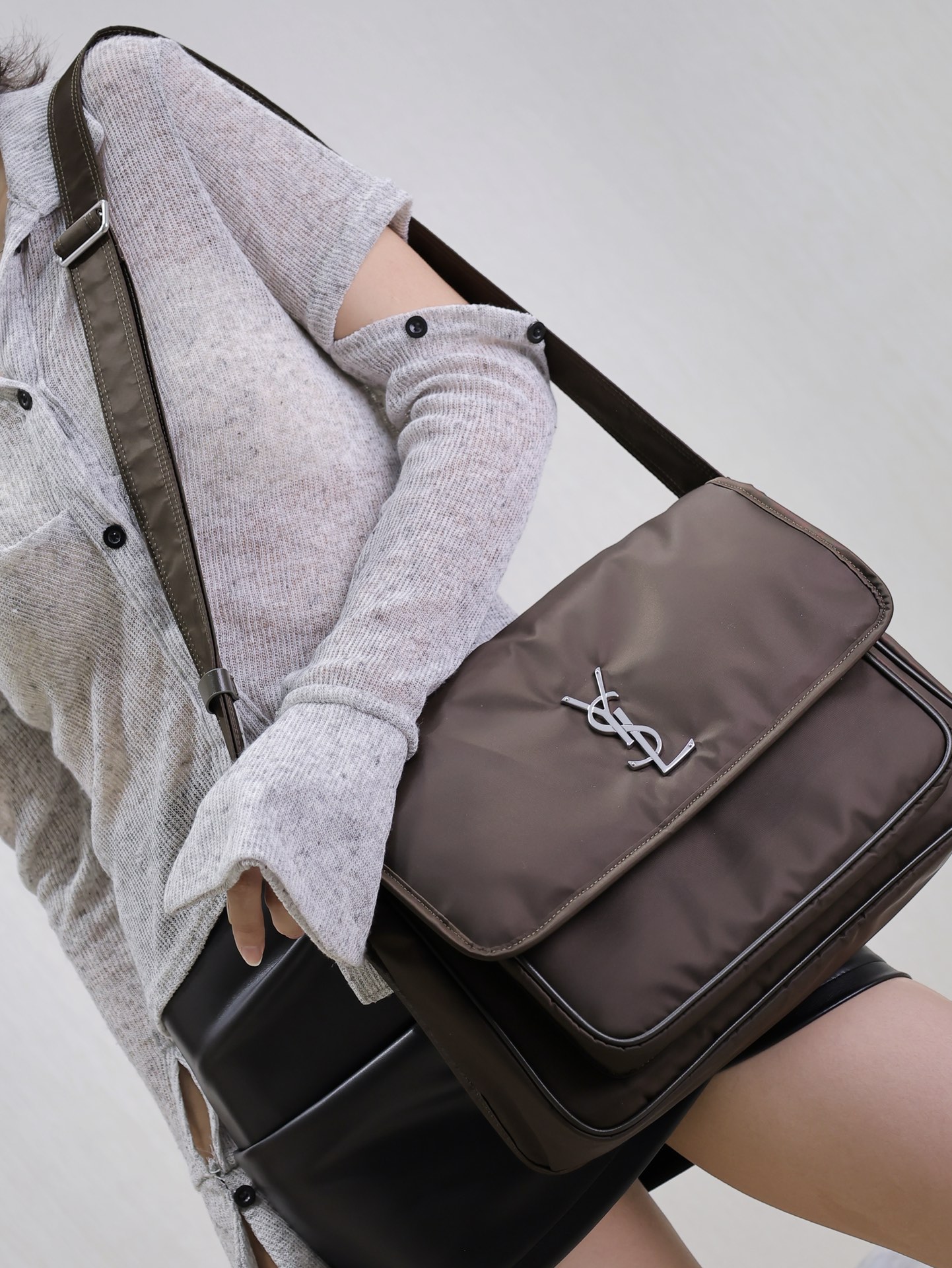 Saint Laurent It has both good looks and practicality and can be carried by both men and women.