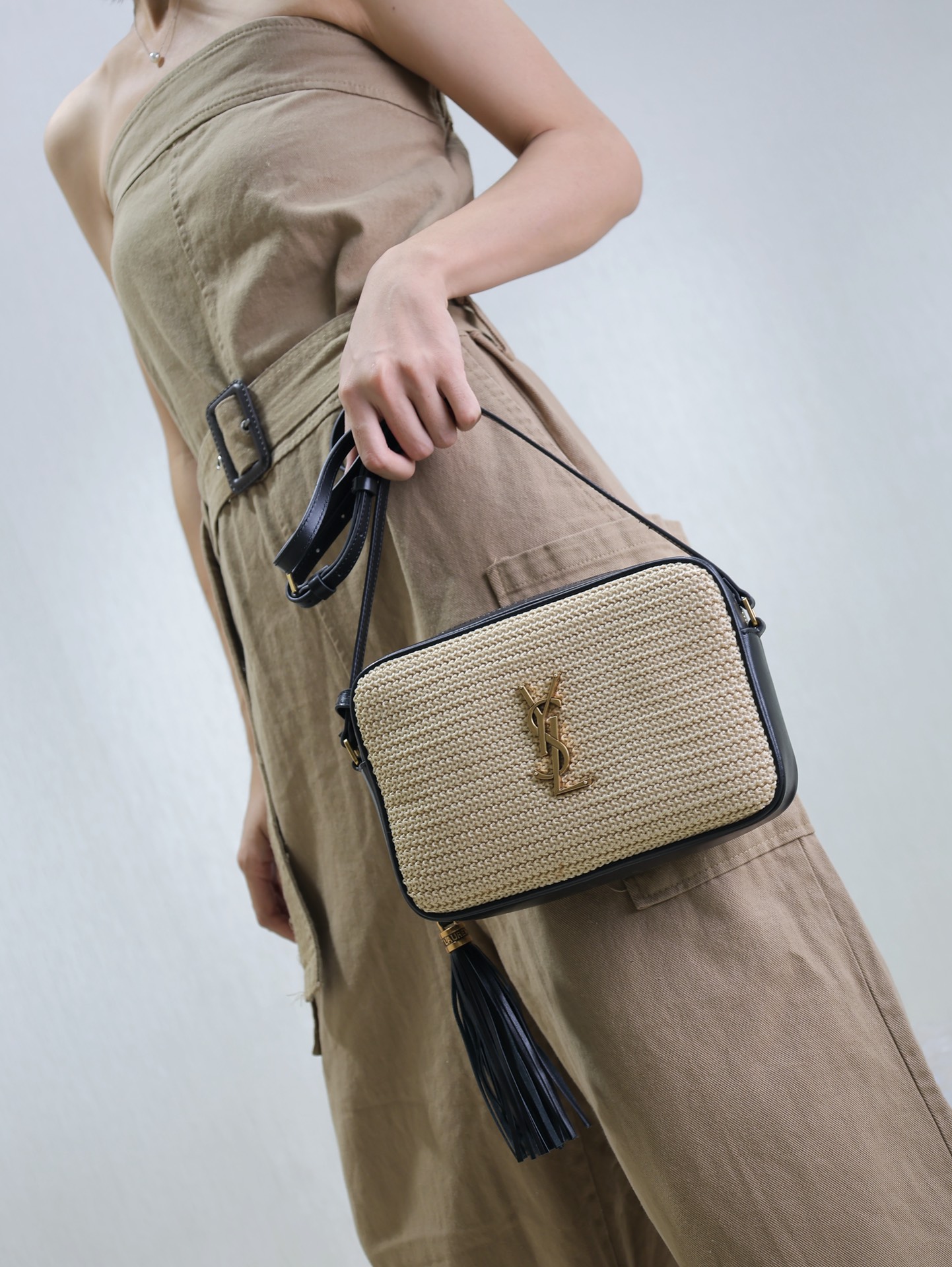 Saint Laurent Woven bags can fill the atmosphere with just one click